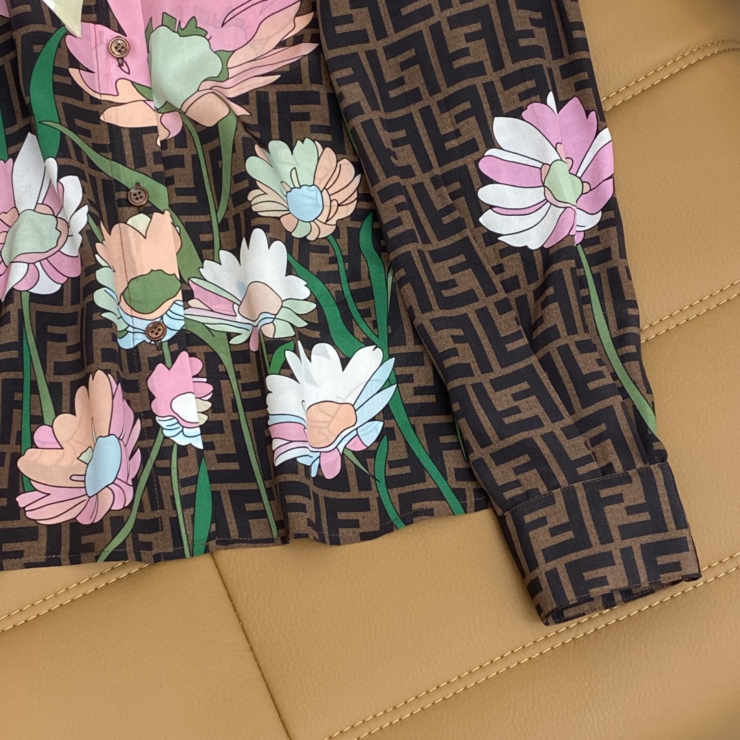 “Female Suit with Metal Chain Tortoise Design Silk Shirt: Advanced Fabric and Color Options” - 图片 3