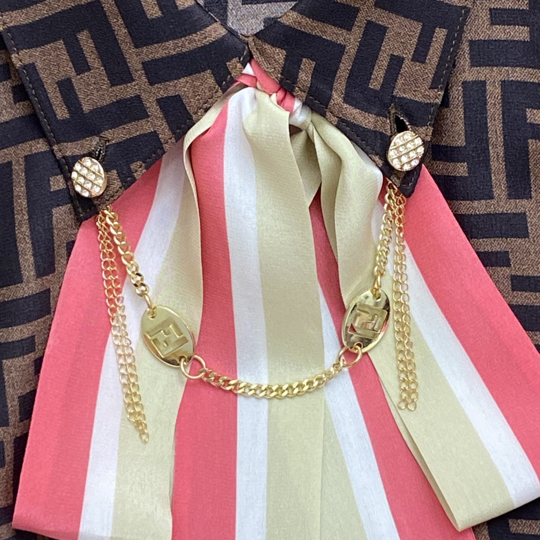 “Female Suit with Metal Chain Tortoise Design Silk Shirt: Advanced Fabric and Color Options” - 图片 4