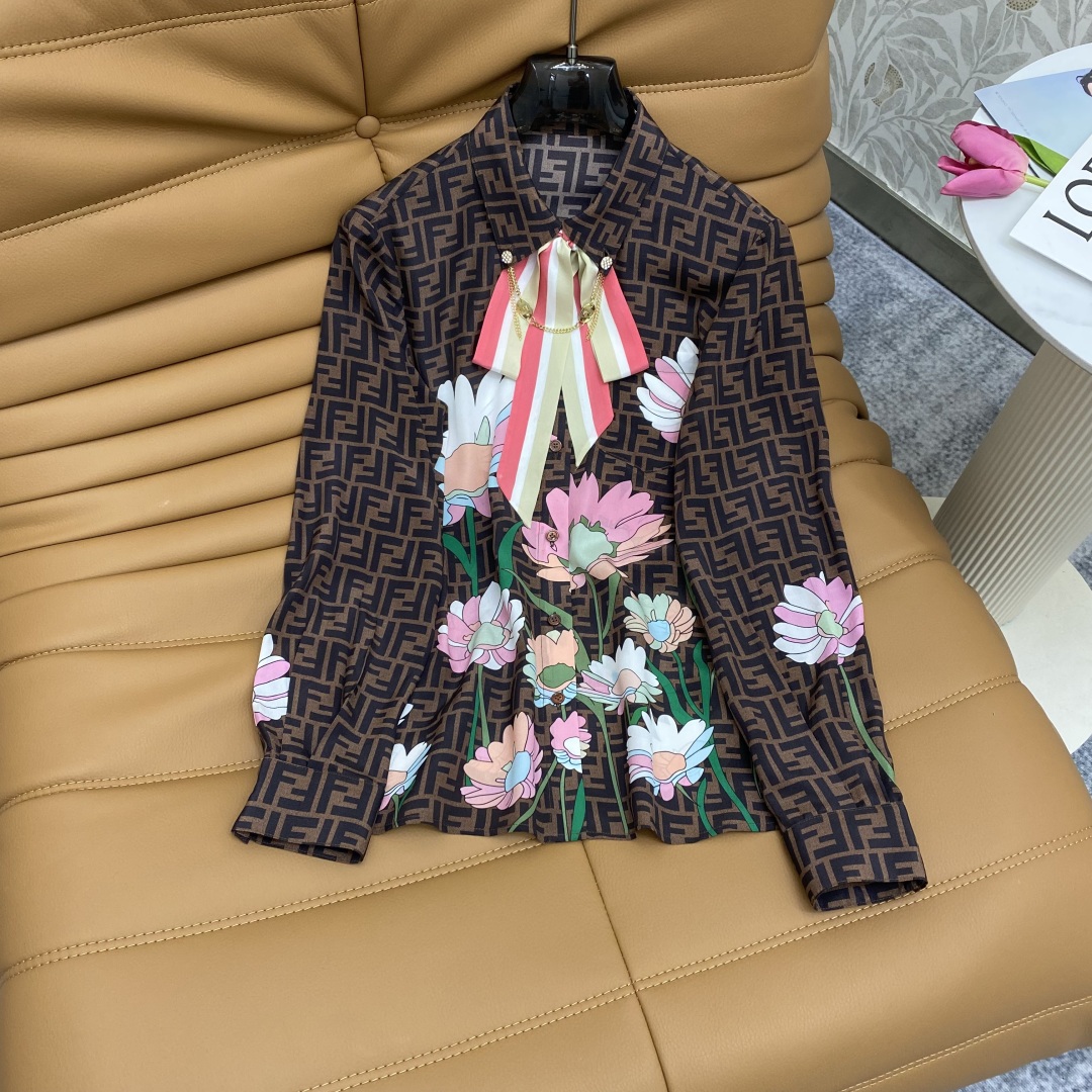 “Female Suit with Metal Chain Tortoise Design Silk Shirt: Advanced Fabric and Color Options” - 图片 1