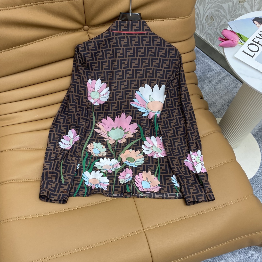 “Female Suit with Metal Chain Tortoise Design Silk Shirt: Advanced Fabric and Color Options” - 图片 2