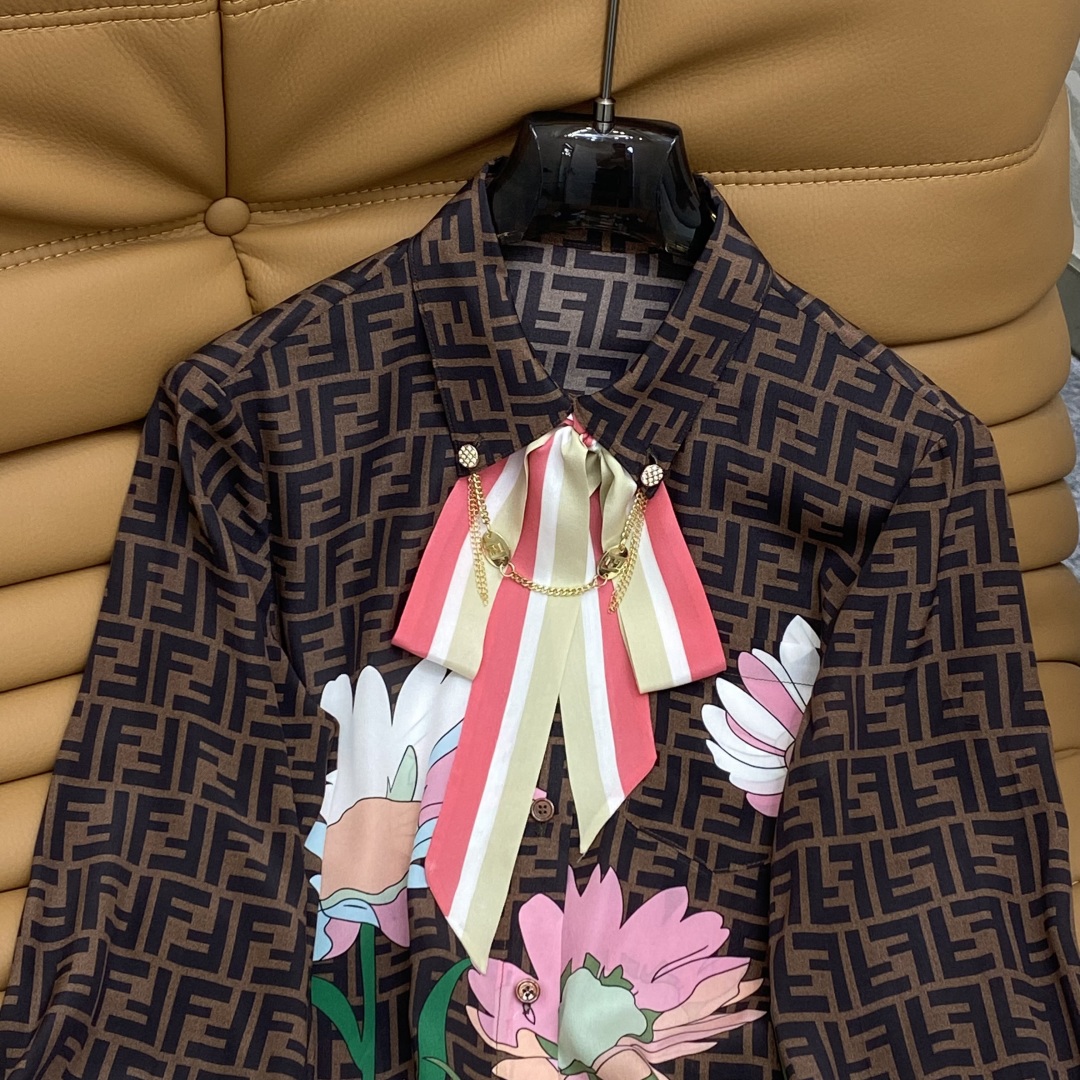 “Female Suit with Metal Chain Tortoise Design Silk Shirt: Advanced Fabric and Color Options” - 图片 6