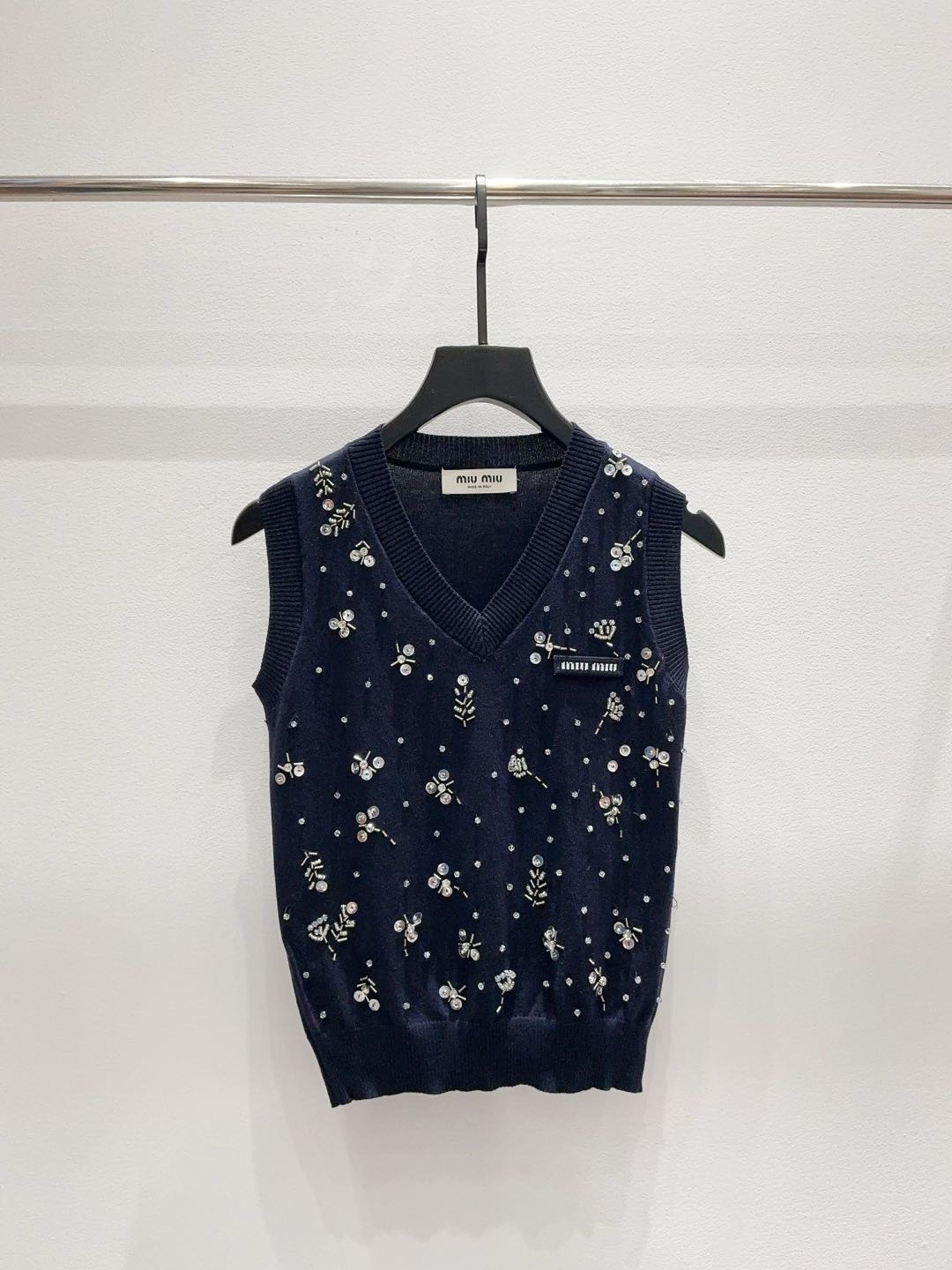 NO:899614,26ss Miu Miujia's chest letter strips are decorated with heavy beading, fashionable retro, slimming, versatile and versatile knitted V-neck sleeveless vest!  3 colors and 3 codes SML, Miu Miu-clothing,1986090926ss 缪缪家胸前字母标条重工钉珠装饰时髦复古修身显瘦气质百搭针织V领无袖背心！3色3码SML,缪缪-服装,,Women's clothing