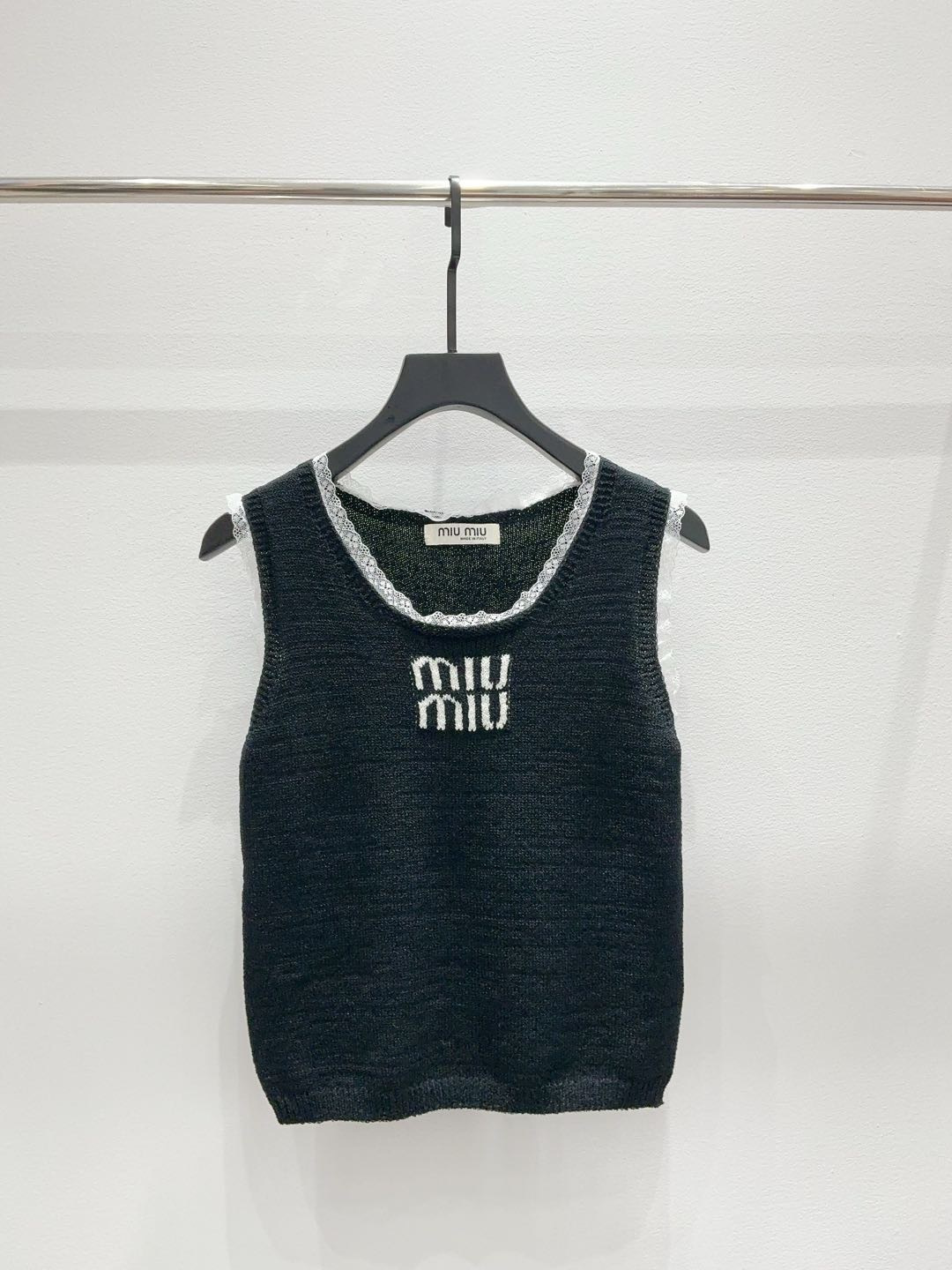 NO:899620,26ss Miu Miujia's contrasting jacquard lace neckline with letters on the chest is fashionable, age-reducing and versatile knitted round-neck sleeveless vest!  2 colors and 3 codes SML, Miu Miu-clothing,1986090926ss 缪缪家胸前字母撞色提花蕾丝领口拼接时髦减龄气质百搭针织圆领无袖背心！2色3码SML,缪缪-服装,,Women's clothing