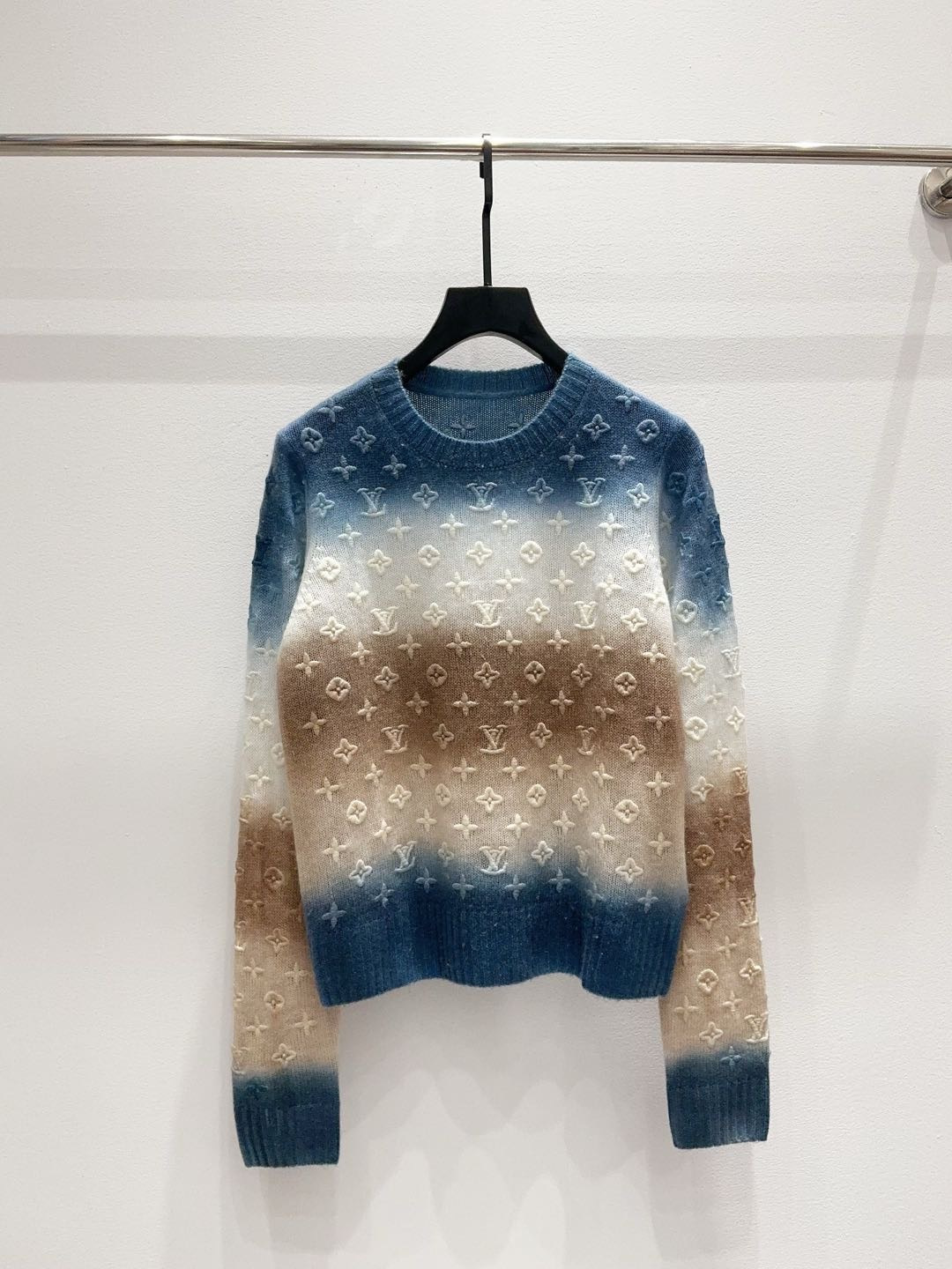 NO:899633,26ss LV high-quality cashmere all-over printed three-dimensional letters presbyopic heavy embroidery gradient high street fashion versatile knitted round neck long-sleeved top!  Size SML,Louis Vuitton-clothing,louis vuitton,louis vuitton,1986090926ss LV高品质羊绒满印立体字母老花重工刺绣渐变高街时尚百搭针织圆领长袖上衣！尺码SML,路易威登-服装,louis vuitton,louis vuitton,,Women's clothing
