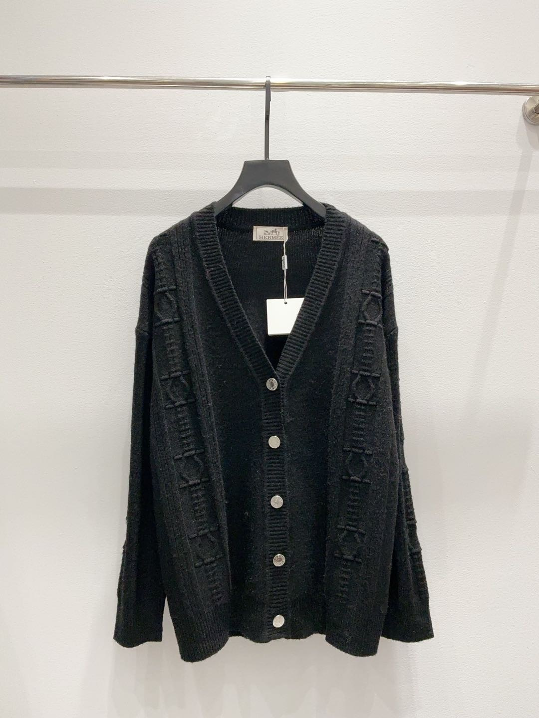 NO:899627,Aima*26 early autumn new style, high-quality three-dimensional cable pattern jacquard letter metal buckle, elegant and fashionable mid-length single-breasted knitted V-neck long-sleeved cardigan!  4 colors and 3 codes SML, Hermès-clothing, hermes,19860909爱马*26早秋新款 高品质立体绞花图案提花字母金属扣气质优雅时髦中长款单排扣针织Ｖ领长袖开衫！4色3码SML,爱马仕-服装,hermes,,Women's clothing