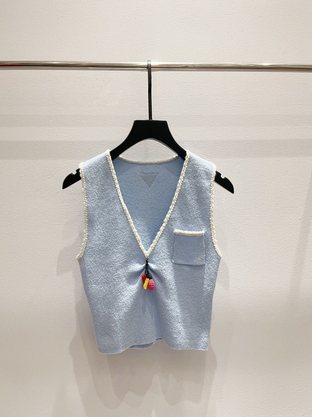 NO:899647,26ss P's high-end high-quality classic triangular logo with small strawberry decoration on the chest. White hook edge hot girl versatile fashion slimming short knitted deep V-neck sleeveless vest!  Size SML,Prada-clothing,prada,1986090926ss P家高定高品质经典三角标胸前小草莓装饰白色勾边辣妹百搭时尚修身显瘦短款针织深V领无袖背心！尺码SML,普拉达-服装,prada,,Women's clothing