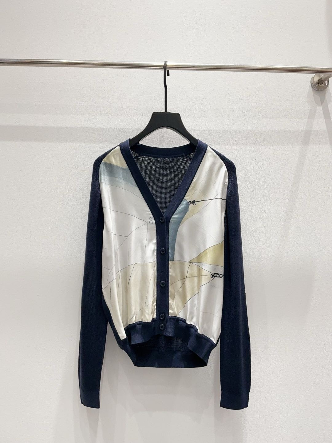 NO:899671,26ss LP high-quality old money style silk printed splicing retro relaxed and loose temperament knitted V-neck long-sleeved top!  Size SML, women's clothing, loro piana, real silk,1986090926ss LP高品质老钱风真丝印花拼接复古松弛感宽松气质针织V领长袖上衣！尺码SML,女装,loro piana,real silk,,Women's clothing