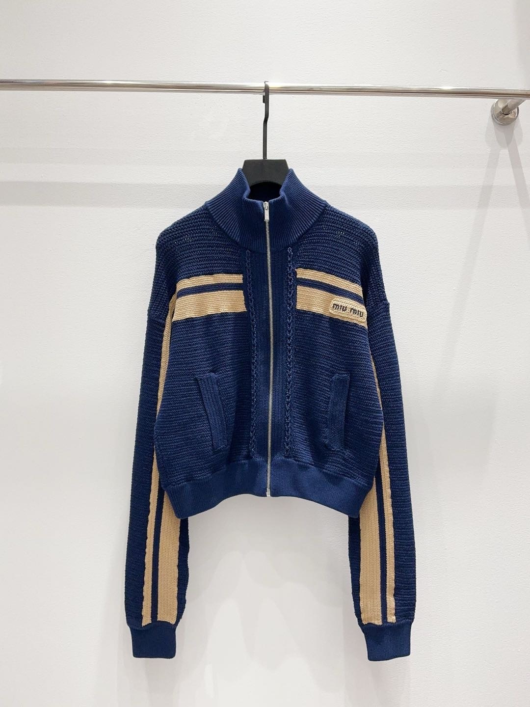 NO:899700,Miu Miujia's 66 early autumn new style, contrasting striped stand-collar zipper knitted jacket, coarsely woven hemp texture, soft and skin-friendly, small logo embroidery embellishment, short waisted version!  Size SML, Miu Miu-clothing, jackets & coats,19860909缪缪家66早秋新款 撞色条纹立领拉链针织外套 粗织麻花肌理软糯亲肤 小标刺绣点缀短款收腰版型！尺码 SML,缪缪-服装,jackets & coats,,Women's clothing