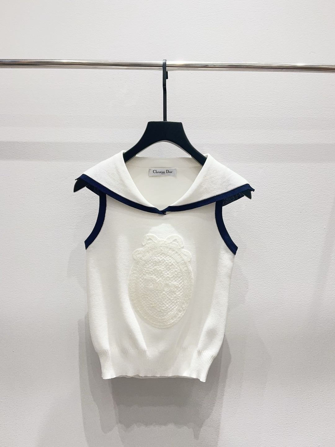 NO:899713,Dio*66 new summer style contrasting navy collar knitted sleeveless vest, delicate elastic breathable knitted fabric, three-dimensional embossed badge embroidery on the chest, short waisted version!  Size SML, Dior-clothing, dior, dior,19860909Dio*66夏季新款撞色海军领针织无袖背心 细腻弹力透气针织面料 胸前立体浮雕徽章刺绣短款收腰版型！尺码SML,迪奥-服装,dior,dior,,Women's clothing