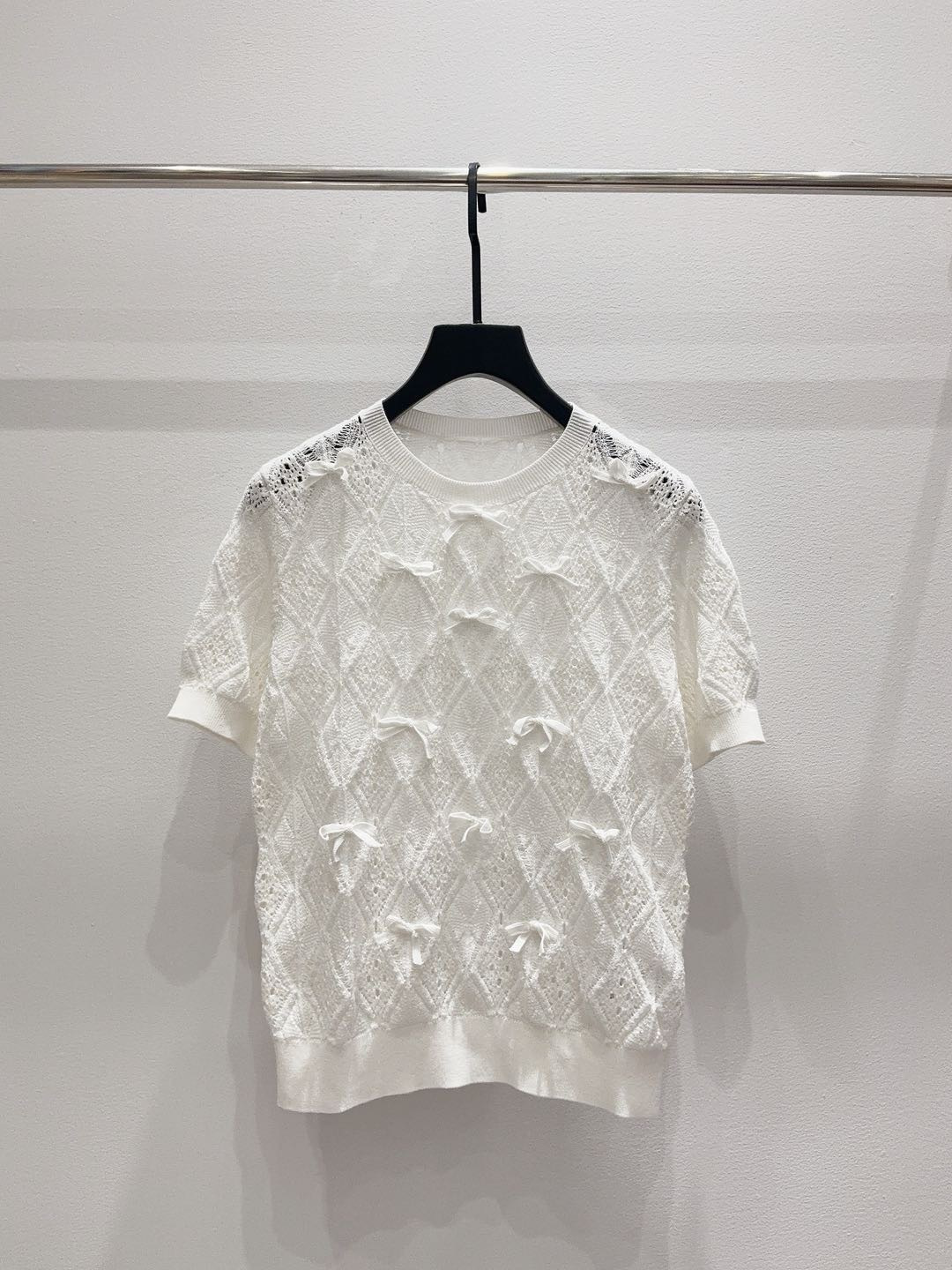 NO:899707,Dio*66 new summer and autumn style diamond hollow round neck knitted short sleeves, delicate, light, breathable and skin-friendly, full body three-dimensional bow short style, waist slimming version!  Size SML, Dior-clothing, dior, dior, T-shirt,19860909Dio*66夏秋新款菱格镂空圆领针织短袖 细腻轻薄透气亲肤满身立体蝴蝶结短款收腰显瘦版型！尺码SML,迪奥-服装,dior,dior,T-shirt,,Women's clothing