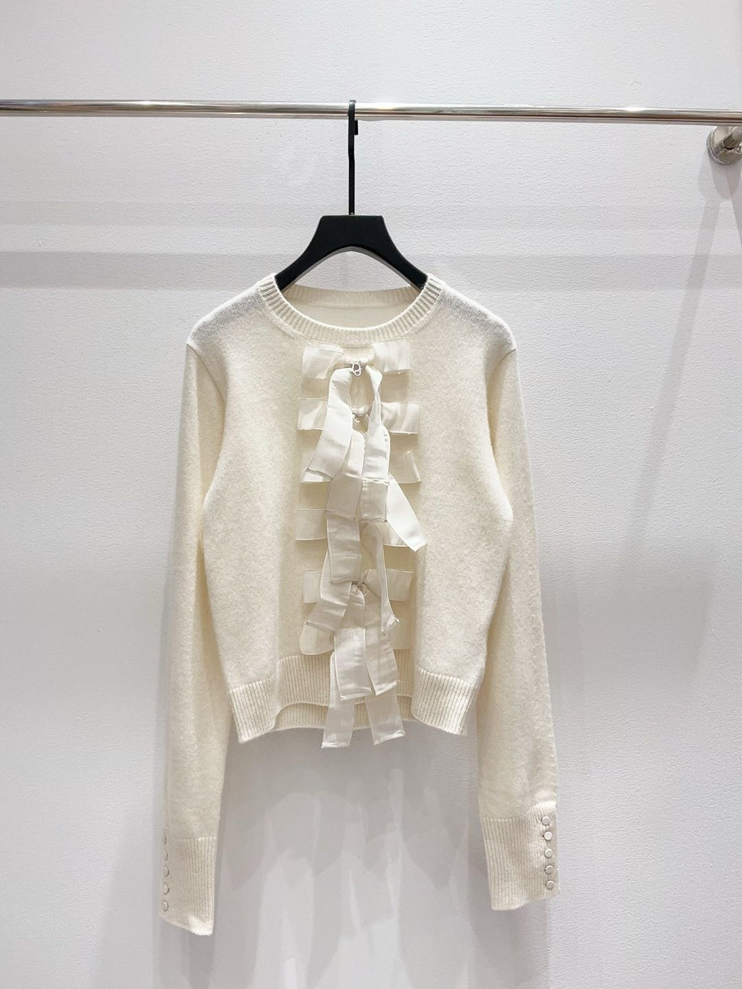 NO:899723,Dio*66 early autumn gentle style silk multi-layer bow round neck knitted top soft waxy skin-friendly wool texture cuffs buttoned short waist slimming shirt!  Size SML, Dior-clothing, dior, dior, real silk,19860909Dio*66早秋温柔风真丝多层蝴蝶结圆领针织上衣 软糯亲肤羊毛质感袖口排扣短款收腰显瘦气质小衫！尺码SML,迪奥-服装,dior,dior,real silk,,Women's clothing