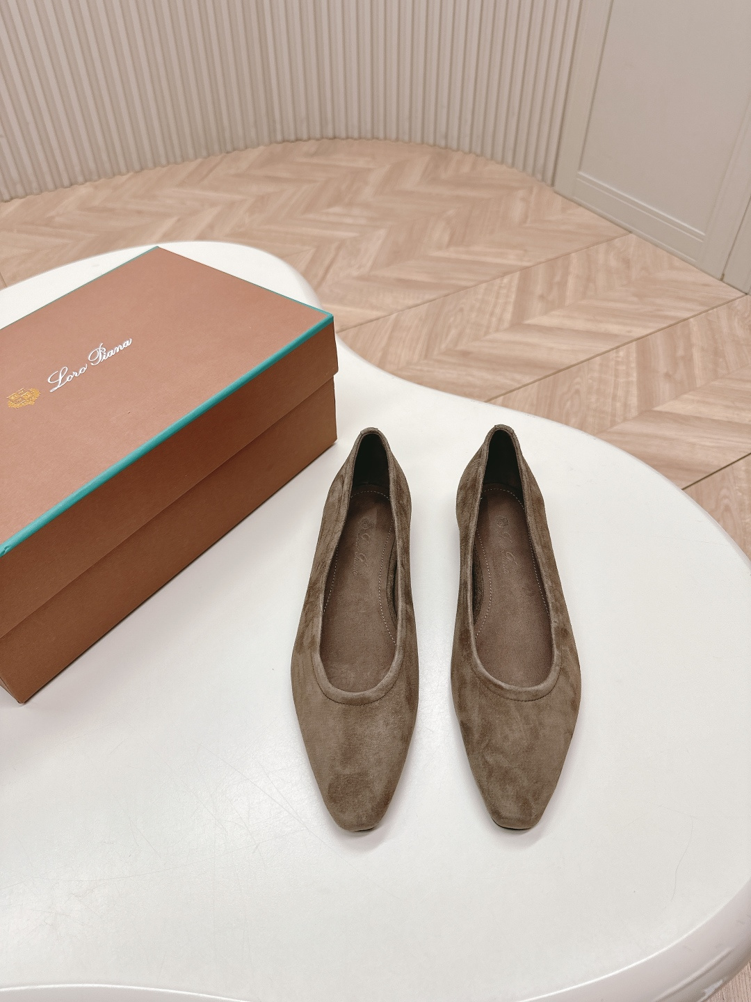 NO:164739,Loro Piana/ LP Classic and Beautiful Retro Witch Flats Minimalist style, retro and level!  Simple and elegant, very pleasing style!  The king of high-end versatile is suitable for all seasons of spring, summer, autumn and winter. The upper is made of oil wax leather, custom velvet cloth with inner foot pads, imported genuine leather sole from Italy. Size 35-39 (40 custom made without return and exchange), single shoes, loro piana, loro piana, flats, Leather soles19860909Loro Piana/ LP 经典绝美 复古女巫平底鞋 极简主义风格,复古又级！ 简约又大气,属于非常耐看的款式！高级百搭之王一年四季春夏秋冬皆适宜 鞋面采用油蜡皮 内里垫脚定制绒布 意大利进口真皮大底 码数35-39（40定做不退换）,单鞋,loro piana,loro piana,flats,Leather soles,Women's Shoes