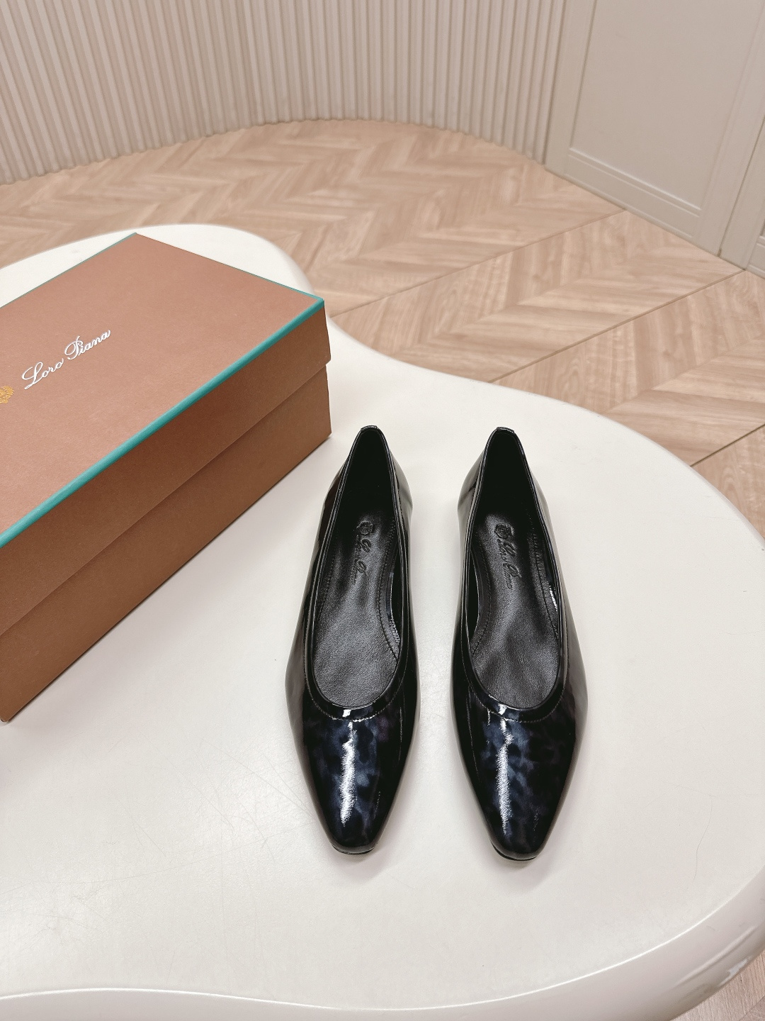 NO:174268,Loro Piana/ LP classic and beautiful retro witch flats Minimalist style, retro and level!  Simple and elegant, very pleasing style!  The king of high-end versatile all year round is suitable for spring, summer, autumn and winter. The upper is made of oil wax leather, custom velvet cloth with inner foot pads, imported genuine leather sole from Italy. Size 35-39 (customized for 40), single shoes, loro piana, loro piana, flats, Leather soles19860909出 Loro Piana/ LP 经典绝美 复古女巫平底鞋 极简主义风格,复古又级！ 简约又大气,属于非常耐看的款式！高级百搭之王一年四季春夏秋冬皆适宜 鞋面采用油蜡皮 内里垫脚定制绒布 意大利进口真皮大底 码数35-39（40定做）,单鞋,loro piana,loro piana,flats,Leather soles,Women's Shoes