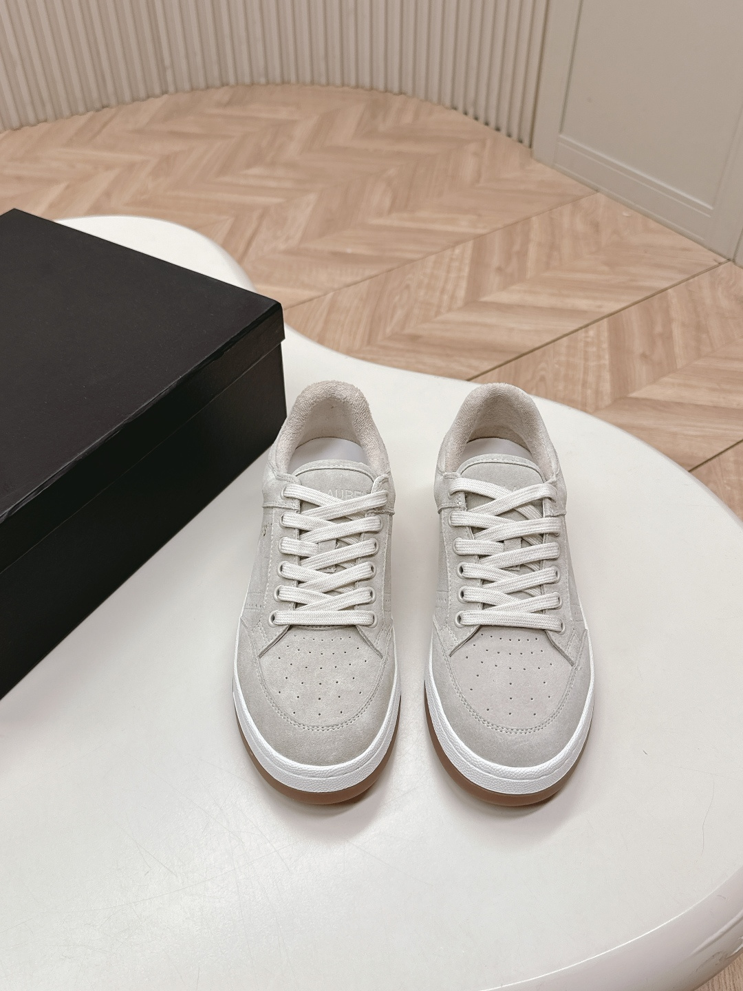 NO:164988,Low-top sheep tiles YSL SAINT LAURENT Saint Laurent SL61 spring and summer latest hot casual series...【SL61 sports low-top casual shoes】 Saint Laurent SL61, original purchase one to one replica, fresh blood injection and casual retro design, super beautiful and versatile, the upper is made of cowhide punching splicing combination, side gold stamping SL61 logo, the upper is super soft, light and comfortable to match with sweatshirt, it is recommended to have one pair of fabric: original custom cowhide stamping process Inner: original custom terry terry turban foot pad: cowhide injection molding pad Outsole: original mold opening TPU two-color bottom Packaging: original full package Size: 35-39 (40 customization without return), casual shoes/sports shoes, saint laurent, saint  laurent,saint laurent,sneakers,hoodie,sweatshirts,cowhide,sheep19860909低帮羊猄面出  YSL SAINT LAURENT 圣罗兰 SL61春夏最新爆款休闲系列…【SL61运动低帮休闲鞋】 圣罗兰 SL61 ,原版购入 一比一复刻 ,新鲜血液注入加休闲复古的设计,超好看百搭,鞋面采用牛皮冲孔拼接组合,侧面烫金SL61标识性logo,上脚超级柔软 ,轻便,舒适搭配卫衣,建议一手一双 面料:原版定制牛皮烫金冲孔工艺 内里:原版定制毛巾布 垫脚:牛皮注塑成型垫 大底:原版开模TPU双色底 包装:原版全套包装 码数:35-39（40定制不退换）,休闲鞋/运动鞋,saint laurent,saint laurent,saint laurent,sneakers,hoodie,sweatshirts,cowhide,sheep,Women's Shoes