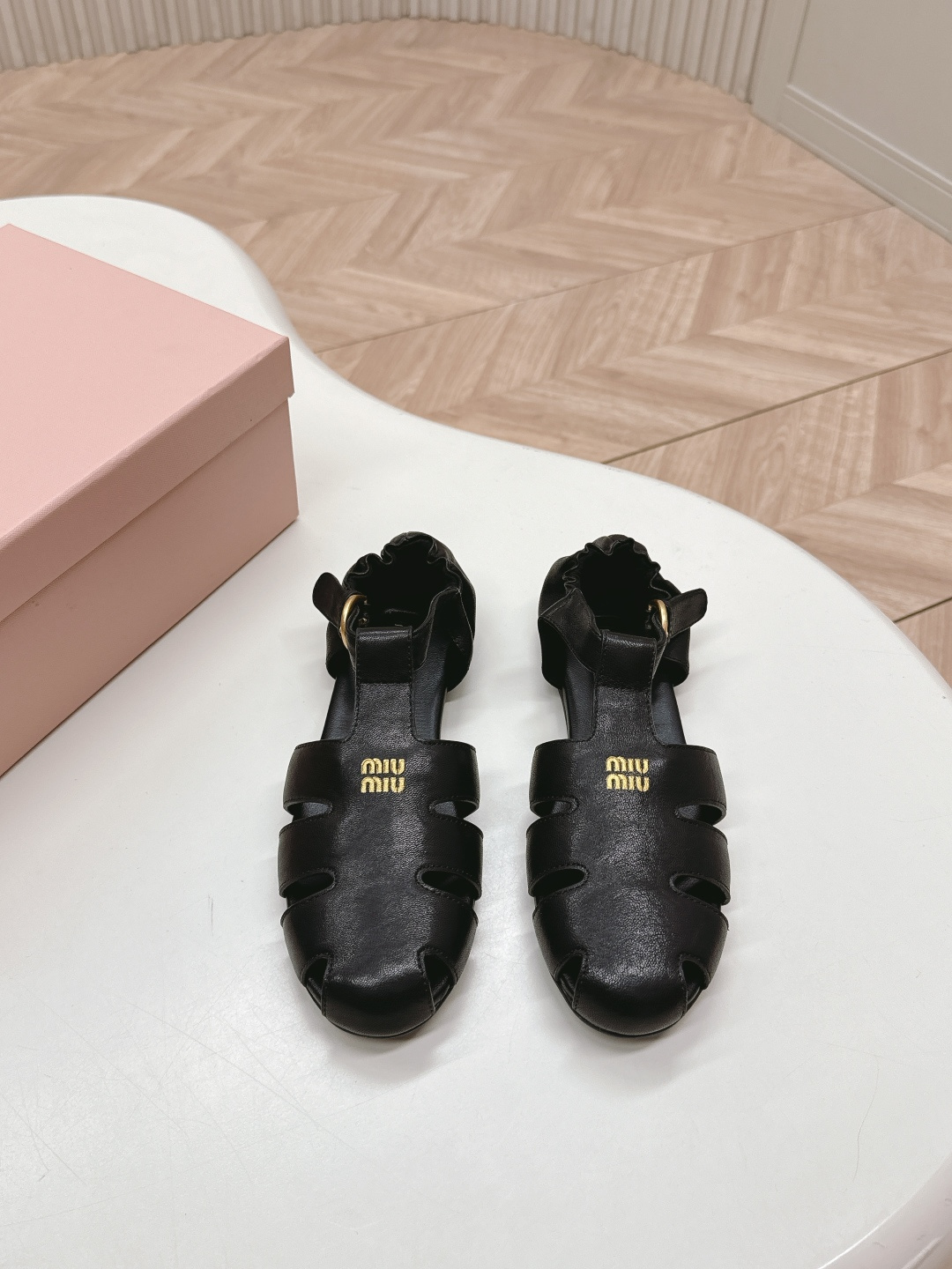 NO:164387,MiuMiu 25ss early spring new style, new Roman shoes, Marie Jane ballet shoes, official spring and summer new style, fashionable and versatile, salty and sweet, not grinding at all. Whether worn barefoot or socks, it will reduce age and be super invincible and versatile!  Upper cowhide inner foot pad sheepskin original rubber outsole Size# 35-39 (40. Custom made no return or exchange), Mary Jane, miumiu, mary jane, cowhide, sheepskin, socks19860909出 MiuMiu 缪缪 25ss早春新款 走秀新款罗马鞋玛丽珍芭蕾舞鞋 官方春夏走秀新款,时髦百搭·即可咸又可甜 一点也不磨脚 无论光脚穿还是搭配袜子穿都超级减龄 超级无敌百搭！ 鞋面牛皮 内里垫脚羊皮 鞋底原版橡胶大底 Size# 35-39（40.订做不退换）,玛丽珍,miumiu,mary jane,cowhide,sheepskin,socks,Women's Shoes