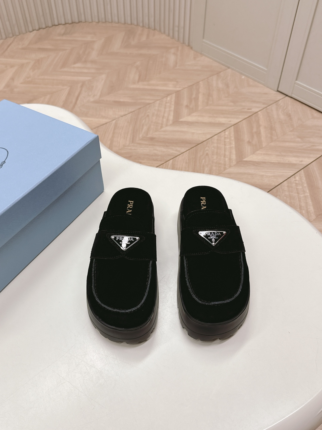NO:164982,The latest series!  Prada 2025 spring and summer new thick-soled sandals, triangle buckle bread toe half slippers, latest catwalk series, classic upgrade, comfort and fashion coexist, each color matches good, design and different style needs, original custom beef silhouettes on the upper, inner lining: original custom sheepskin lining, beef silhouette feet, foaming and non-slip sole, shoe size: 35-40, semi-trail, prada, prada, sandals, slippers, sheepskin19860909出  最新系列！Prada 普拉达2025春夏新款厚底凉鞋 三角扣面包包头半拖鞋 最新走秀系列 经典升级 舒适度与时髦度并存 每个颜色搭配都好看,设计搭配不同风格需求 鞋面原版定制牛猄 内里: 原版定制羊皮内里,牛猄垫脚 大底发泡防滑大底 鞋码: 35-40,半拖,prada,prada,sandals,slippers,sheepskin,Women's Shoes
