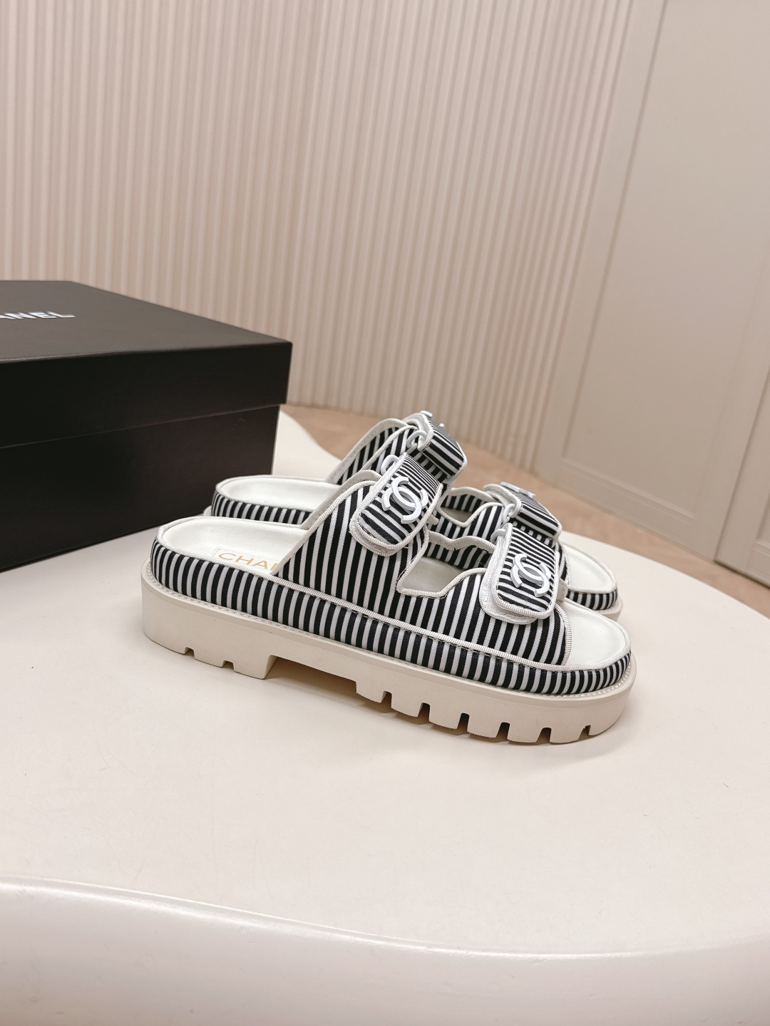 NO:164979,Slippers Sandals New colors!  CHANEL New sandal slipper series Classic series Every style is great Rhombus sandals, cake sole, slippers, elegant, noble, comfortable and versatile, upper sheepskin/cloth, footbed sheepskin, sole rubber outsole, size: 35-40, slippers sandals, chanel, chanel, sandals, slippers, sheepskin19860909出拖鞋 凉鞋 新色系！ CHANEL 香奈儿 新款凉鞋拖鞋系列 经典系列 每个款式都很赞 菱格松糕底沙滩凉鞋 拖鞋 优雅高贵 舒适百搭 鞋面羊皮/布面 垫脚羊皮 鞋底橡胶大底 码数:35-40,拖鞋凉鞋,chanel,chanel,sandals,slippers,sheepskin,Women's Shoes