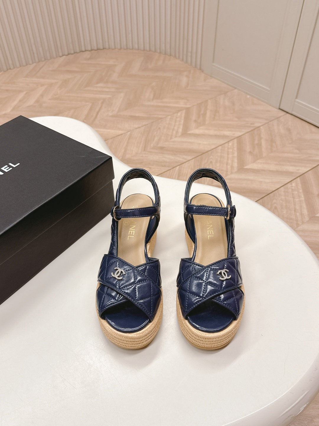 NO:164737,CHANEL New sandal slipper series Classic series Every style is great Rhombus sponge cake sole sandal slippers Elegant and noble Comfortable and versatile Upper Sheepskin Foot-up Sheepskin Sole Rubber Outsole Size: 35-40, Sandals, Chanel, Chanel, Sandals, slippers, sheepskin19860909CHANEL 香奈儿 新款凉鞋拖鞋系列 经典系列 每个款式都很赞 菱格松糕底凉鞋拖鞋 优雅高贵 舒适百搭 鞋面羊皮 垫脚羊皮 鞋底橡胶大底 码数:35-40,凉鞋,chanel,chanel,sandals,slippers,sheepskin,Women's Shoes