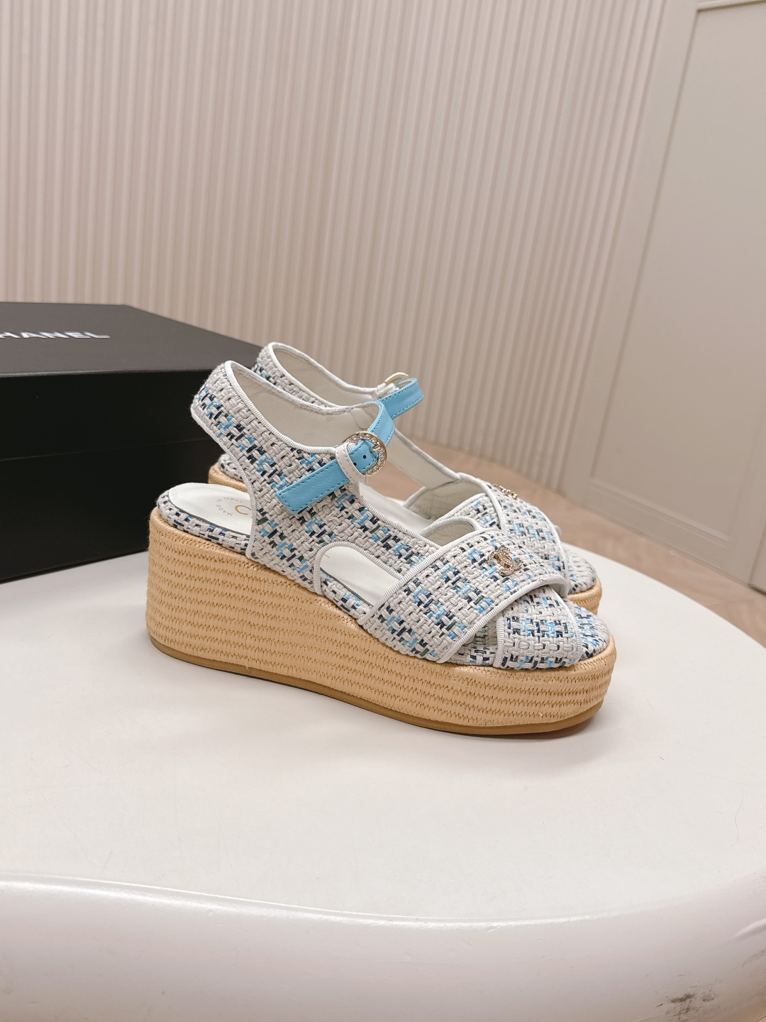 NO:164973,CHANEL New Sandal Slippers Series Classic Series Every style is great, diamond-shaped sandals and slippers, elegant and noble, comfortable and versatile, upper sheepskin, footbed sheepskin, sole rubber outsole, size: 35-40, slippers sandals, chanel, chanel, sandals, slippers, sheepskin19860909出 CHANEL 香奈儿 新款凉鞋拖鞋系列 经典系列 每个款式都很赞 菱格松糕底凉鞋拖鞋 优雅高贵 舒适百搭 鞋面羊皮 垫脚羊皮 鞋底橡胶大底 码数:35-40,拖鞋凉鞋,chanel,chanel,sandals,slippers,sheepskin,Women's Shoes