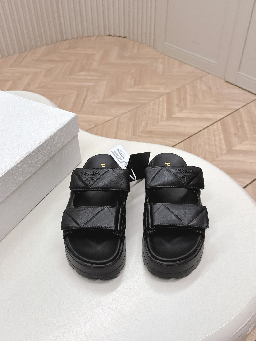 NO:164970,Prada Spring and Summer New Sandals Roman Thick-soled Velcro Sandals Slippers Latest catwalk, classic upgrades Coexistence and fashion. Each color matches are good, designs and different styles. Original custom cowhide cowhide. Lift: Original custom sheepskin inner lining, cowhide foot pads, original open mold non-slip sole Shoe size: 35-40, slipper sandals, prada, prada, sandals, slippers, cowhide, sheepskin19860909出  Prada 普拉达春夏新款凉鞋 罗马厚底魔术贴凉鞋 拖鞋 最新走秀款,经典升级 舒适度与时髦度并存 每个颜色搭配都好看,设计搭配不同风格需求 鞋面原版定制牛皮 内里: 原版定制羊皮内里,牛皮 垫脚 大底原版开模防滑大底 鞋码: 35-40,拖鞋凉鞋,prada,prada,sandals,slippers,cowhide,sheepskin,Women's Shoes