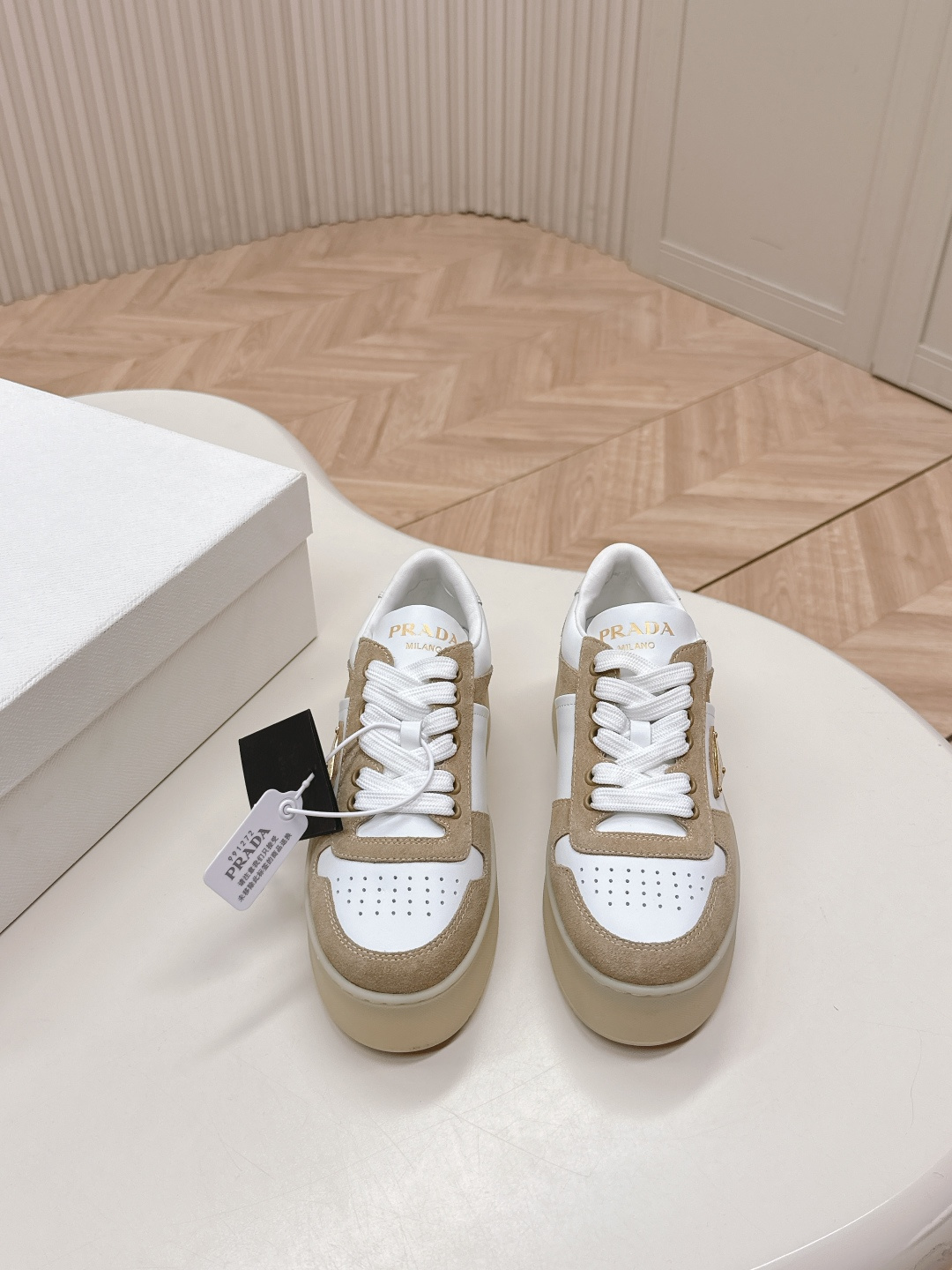 NO:164974,The highest version of Prada 25 new thick sole casual sneakers. This sneaker continues the long-lasting outline and is a new classic item. It is carefully crafted from leather to enhance the style. The style is light and matched with a triangle buckle logo and a 5CM thick sole, suitable for all seasons. It can be matched with various casual styles. In an era when various styles are filled with the eyes, the one that can be matched for a long time is the white shoes that capture people's hearts little by little. Fabric: cowhide Inner: sheepskin Outsole: original rubber outsole Thickness: 5CM Size Women 35-40, casual shoes/sports shoes, prada, prada, sneakers, cowhide, sheepskin19860909出 最高版 Prada普拉达 25新款 厚底 休闲运动鞋 这款运动鞋延续经久不衰的轮廓,是新款经典单品.采用皮革精心制作, 提升格调.款式轻盈,搭配三角扣标志加5CM厚底,四季皆宜,可与各式休闲造型搭配,在各种风格充斥眼球的时代,最能长久陪伴搭配的 一点一点俘获人心的当属小白鞋. 面料: 牛皮 内里: 羊皮 大底: 原版橡胶大底 底厚: 5CM 码数 女 35-40,休闲鞋/运动鞋,prada,prada,sneakers,cowhide,sheepskin,Women's Shoes