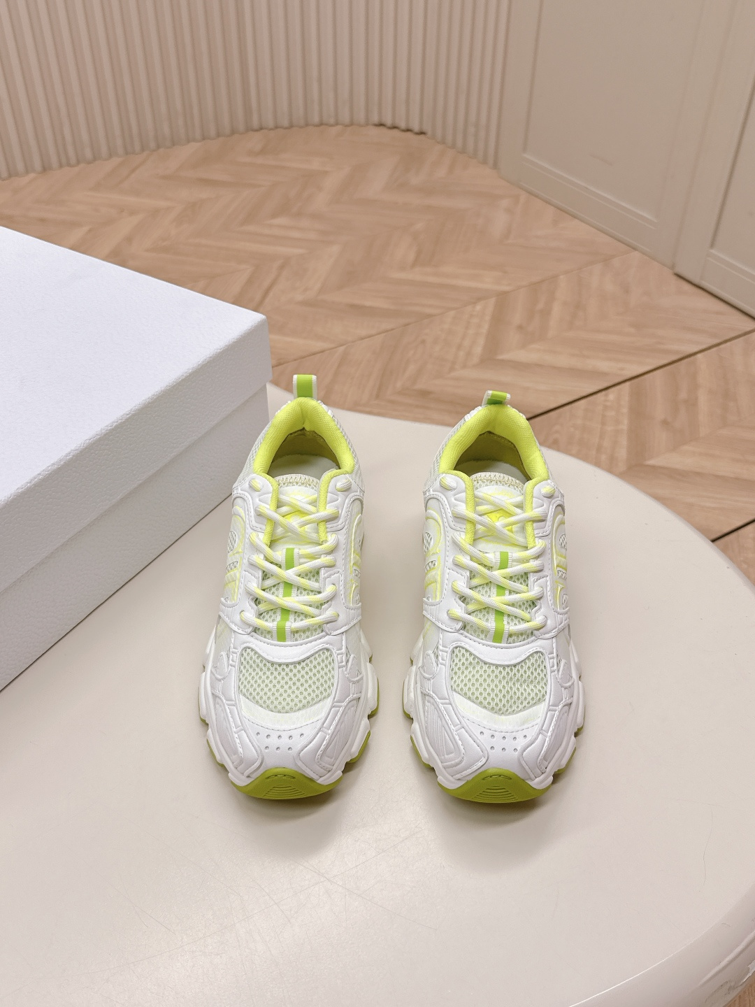 NO:537027,The latest two colors!  Dior Chrono's new casual sports shoes, running shoes, dad shoes, really cool, full of futuristic feeling! It's really cool!  Once again interprets Dior's cool fashion concept, Lucky Star will bless you with good luck, the new EVA sole is super light and soft! The original version is perfectly replicated!  Fully-pair material mold!  !  35-40, dad shoes, dior, dior, sneakers19860909最新两色！ 迪奥 Dior Chrono 新款休闲运动鞋跑鞋老爹鞋 真的酷毙了,未来感十足!真的好飒！再次演绎了迪奥酷时尚的理念,幸运星为你加持好运,全新的EVA鞋底超轻超软!原版完美复刻！全对版材质 模具！！35-40,老爹鞋,dior,dior,sneakers,Women's Shoes