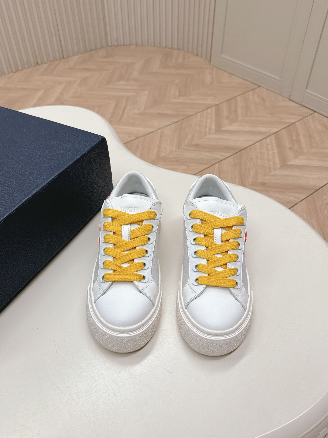 NO:231909,, Dior Dior B33 series latest snake year limited casual sneakers skateboard shoes Sneakers are new products for fall 2023, reinterpreting classic tennis shoes, fashionable silhouettes highlight the thick feeling. They are carefully crafted from navy blue and white jacquard fabrics, decorated with Oblique prints, suede inserts, unique padded tongues embossed with Dior embossed logos, navy blue mohair wide laces and matte tone finish brass eyelets. White Dior Oblique patterned rubber sole, and the back is decorated with a contrasting Dior 30 Avenue Montaigne logo to enhance the style. It can add fashionable temperament to the casual look. The delivery counter is exquisitely packaged. The fabric is original custom-made Oblique/cowhide Inner original custom sheepskin   breathable mesh  Original sole open mold-proof anti-slip TPU material, sole thickness 4cm Size35-39 (40 customization, no return or replacement), casual shoes/sports shoes, dior, dior, sneakers, cowhide, sheepskin19860909,迪奥Dior B33系列 最新蛇年限定 休闲 运动鞋 滑板鞋 运动鞋是二零二三秋季新品,重新诠释经典的网球鞋,时尚的廓形突显厚实感.采用海军蓝色和白色提花面料精心制作,饰以 Oblique 印花,搭配绒面革镶片,别具一格的加垫鞋舌点缀以 Dior 压花标志,搭配海军蓝色马海毛宽鞋带和哑光同色调饰面黄铜孔眼. 白色 Dior Oblique 图案橡胶鞋底,后侧饰以对比鲜明的 Dior 30 Avenue Montaigne 标志提升格调.可为休闲造型增添时尚气质 配送专柜精美包装 面料原版定制Oblique老花/牛皮 内里原版定制羊皮 透气网里 鞋底原版开模防滑TPU材质 底厚4cm Size35-39（40定制不退换）,休闲鞋/运动鞋,dior,dior,sneakers,cowhide,sheepskin,Women's Shoes