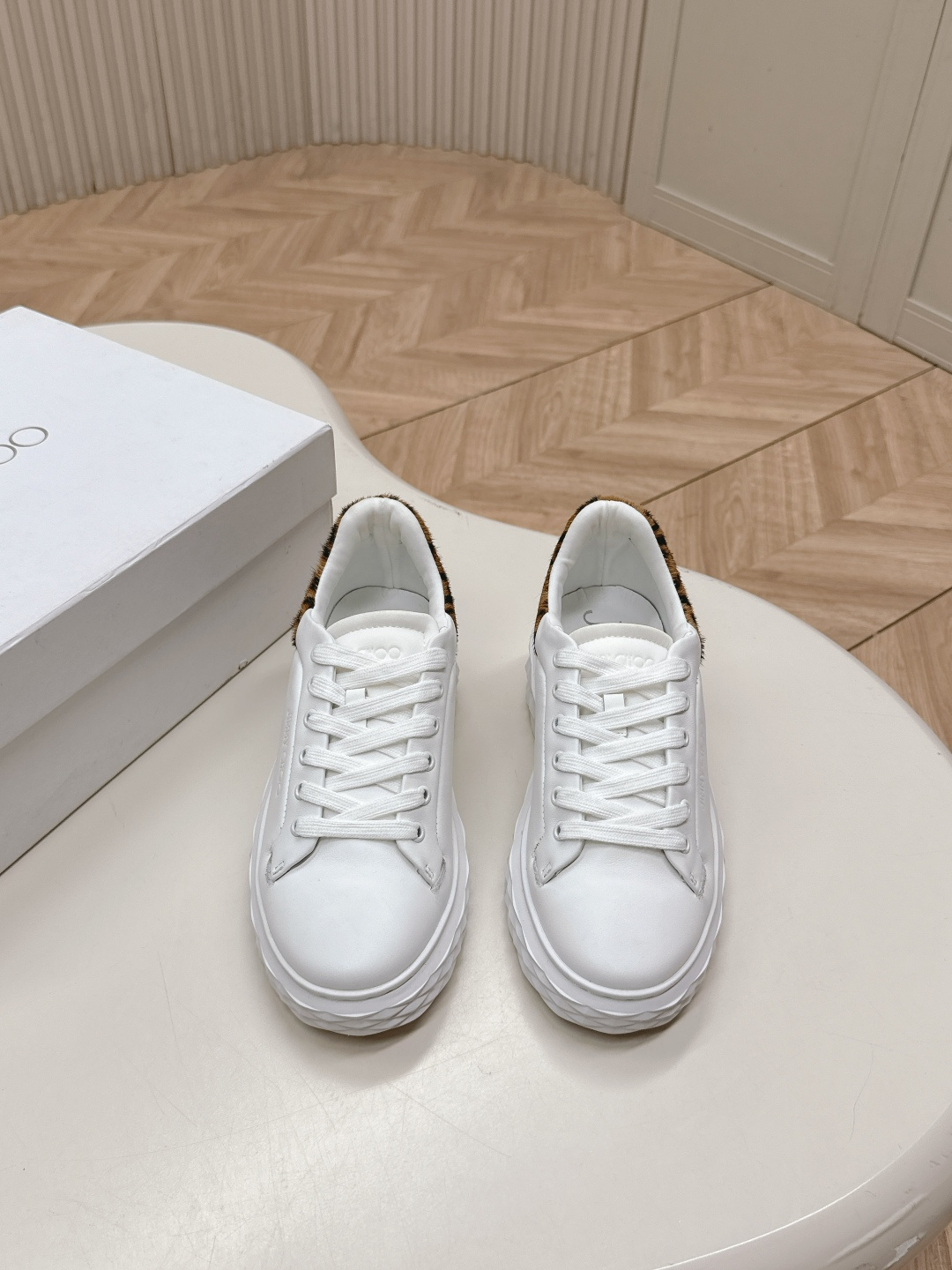 NO:231924,,Jimmy choo Zhou Yangjie 25ss Spring and Summer New Diamond Sports Shoes Casual Shoes Adopt brand elements diamond-resistant multi-faceted cutting and shaping three-dimensional sense. The sole is glittering with brand glittering powder coating process. The gradually thinner and thicker design makes the visual without any sense of compression more comfortable on the feet. A fashionable, comfortable, versatile and luxurious Diamond Sports Shoes worth owning. Original imported fabric, imported cowhide/Gret inner foot pad original sheepskin outsole original custom rubber combination sole Size35-39 (40 customization, no return and exchange), casual shoes/sports shoes, jimmy choo, sneakers, cowhide, sheepskin19860909,Jimmy choo 周仰杰 25ss春夏新款 Diamond 运动鞋 休闲鞋 采用品牌元素防钻石多面切割塑形立体感十足 鞋底采用品牌闪粉覆膜工艺闪闪发光 渐薄厚增高设计让视觉没有丝毫压迫感上脚更舒适 一款时尚、舒适、百搭、奢华于一体的Diamond运动鞋值得拥有 面料原版进口头层牛皮/格丽特 内里垫脚原版羊皮 大底原版定制橡胶组合大底 Size35-39（40定制不退换）,休闲鞋/运动鞋,jimmy choo,sneakers,cowhide,sheepskin,Women's Shoes