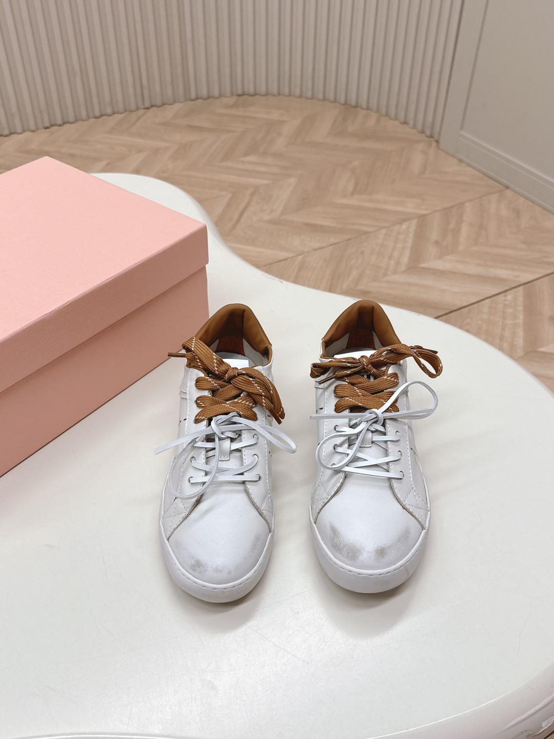 NO:231916,, Miumiu Miu Miu White Shoes Dirty Shoes Cookie Sole 2025 Spring and Summer New British Style Lace Loafers Miu Miu Show The appropriate and unique color polishing process comes from the details of the Miu Miu series. The trend elements of the new season are 1. The concept of the love at this moment, which is diverse and conveys the modern style~ It looks good no matter how you wear it. This summer's fashionable favorite looks not very comfortable. It is super comfortable to wear. Customized fabrics, customized cowhide, customized cowhide, original outsole, size 35-41 (40.41 customization, no return or exchange), casual shoes/sports shoes, miumiu, loafers, sneakers, cowhide19860909,miumiu缪缪小白鞋脏脏鞋饼干底2025春夏新款英伦风系带乐福鞋MiuMiu秀场适当独一无二的擦色工艺工艺来自Miu Miu系列的细节特写 新季的潮流要素一 与此刻挚爱的概念,多元对撞,传达现代风格~ 怎么穿都好看今夏时髦精最爱 看起来不怎么舒服 上脚超级舒服 面料定制牛皮 内里定制牛皮 大底原版大底 码数35-41（40.41定制不退换）,休闲鞋/运动鞋,miumiu,loafers,sneakers,cowhide,Women's Shoes