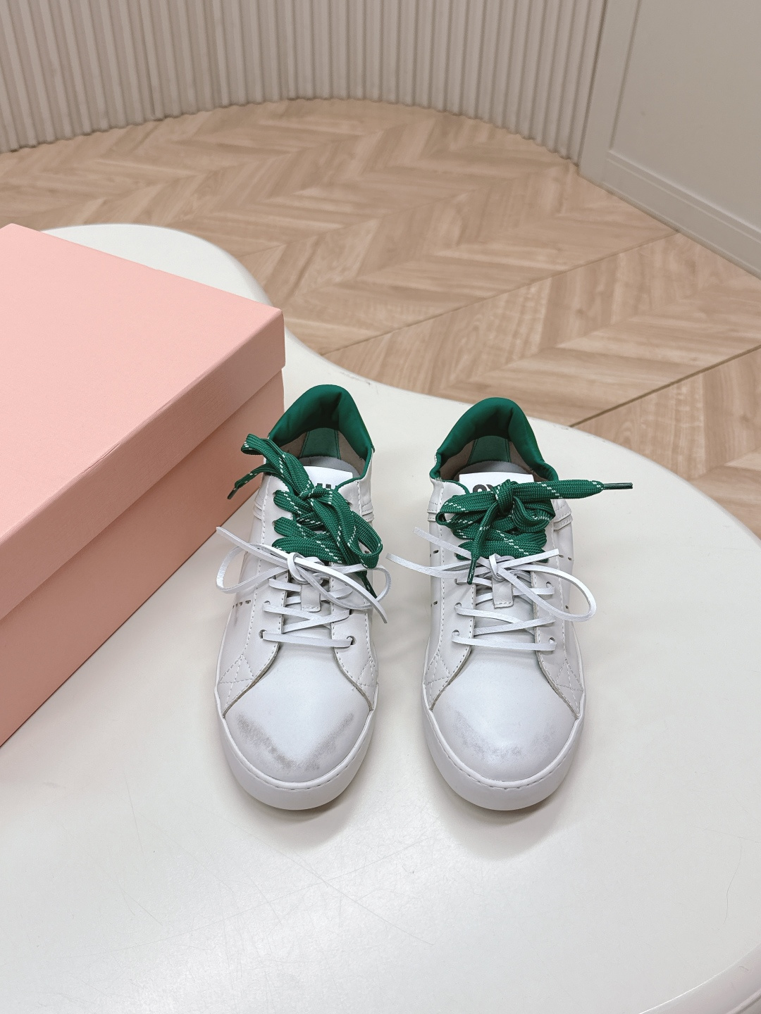 NO:238820,Miumiu Miu Miu White Shoes Dirty Shoes Cookie Sole 2025 Spring and Summer New British Style Lace Loafers Miu Miu Show The right and unique color polishing process comes from the details of the Miu Miu series. The trend elements of the new season are 1. The concept of the love at this moment is diverse and conveying the modern style~ It looks good no matter how you wear it. This summer's fashionable favorite looks not very comfortable. It is super comfortable to wear. Fabric imported. The inner lining original cowhide. The original sole of the big sole. Size 35-41 (40.41 custom made without return). Casual shoes/sports shoes, miumiu, loafers, sneakers, cowhide19860909miumiu缪缪小白鞋脏脏鞋饼干底2025春夏新款英伦风系带乐福鞋MiuMiu秀场适当独一无二的擦色工艺工艺来自Miu Miu系列的细节特写 新季的潮流要素一 与此刻挚爱的概念,多元对撞,传达现代风格~ 怎么穿都好看今夏时髦精最爱 看起来不怎么舒服 上脚超级舒服 面料进口 内里原版牛皮 大底原版鞋底 码数35-41（40.41订做不退换）,休闲鞋/运动鞋,miumiu,loafers,sneakers,cowhide,Women's Shoes