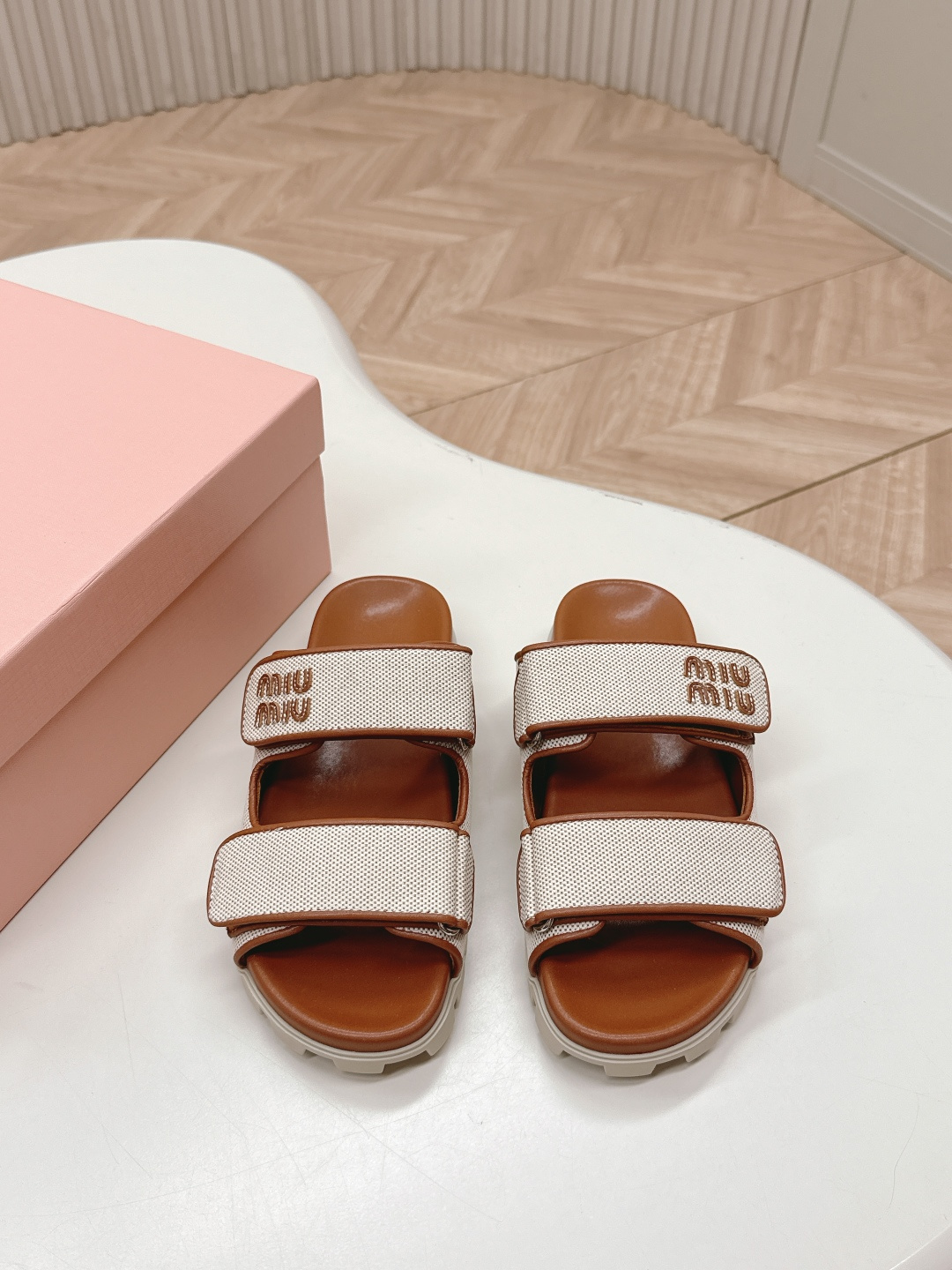 NO:231910,,Miumiu 2025 spring and summer new sandals Roman thick-soled Velcro sandals Slippers Semi-torn Latest catwalk model, classic upgrade Comfort and fashionable coexist. Each color matches are good, design and matching different styles. Original custom weaving of upper, original custom sheepskin inner lining, original open mold-unslip unslip sole size 35-40, slippers, miumiu, sandals, slippers, sheepskin19860909,Miumiu 2025春夏新款凉鞋 罗马厚底魔术贴凉鞋 拖鞋 半拖 最新走秀款,经典升级 舒适度与时髦度并存 每个颜色搭配都好看,设计搭配不同风格需求 鞋面原版定制织布 内里原版定制羊皮内里 大底原版开模防滑大底 码数35-40,拖鞋,miumiu,sandals,slippers,sheepskin,Women's Shoes