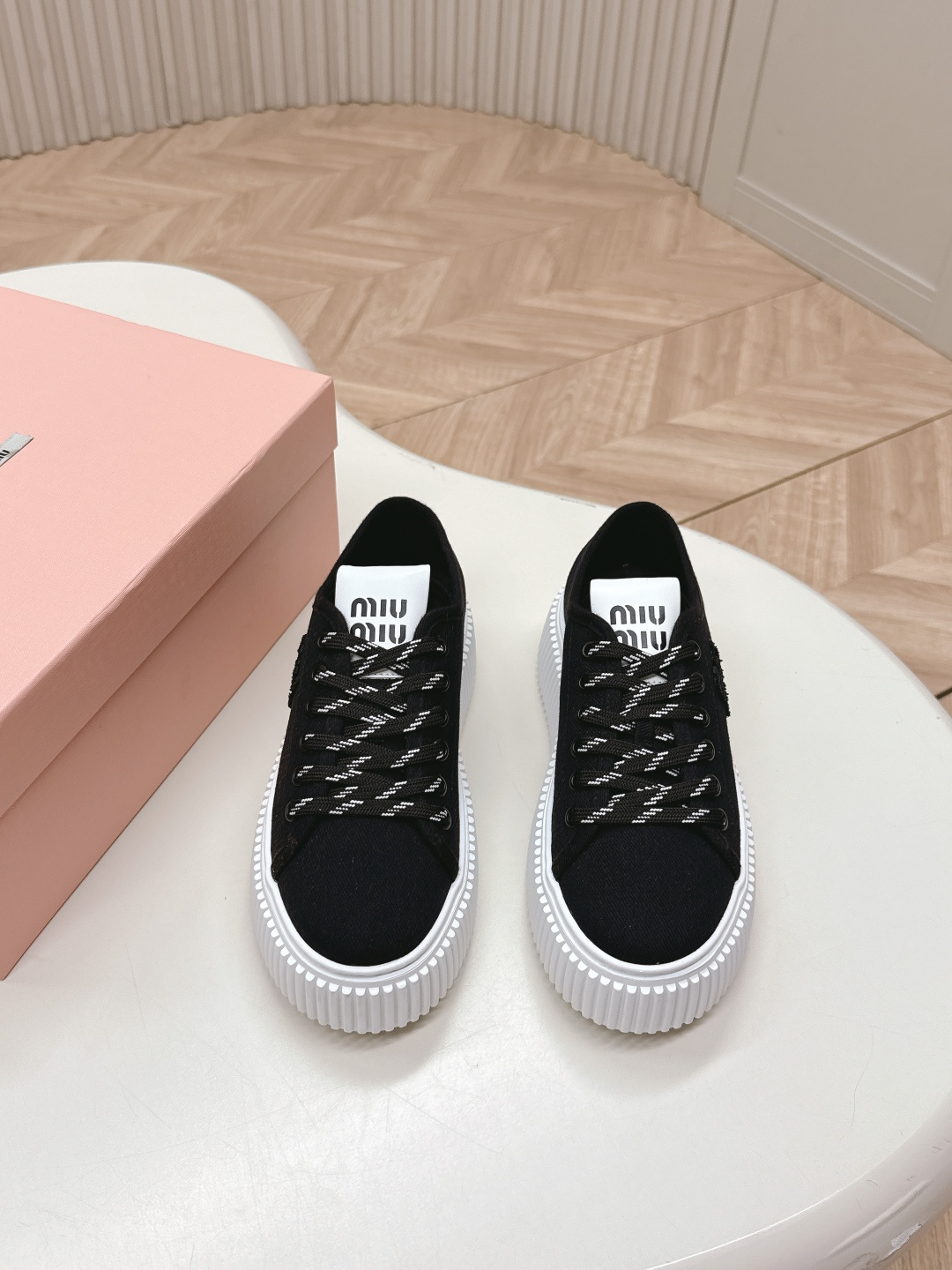 NO:260775,Miumiu 2025 spring new style, thick-soled biscuit shoes, the latest catwalk style, classic upgrade, comfort and fashion coexist. Each color is good, the design and matching different styles require, the upper is original customized fabric, inner lining: original customized sheepskin lining, original mold-opening non-slip sole, shoe size: 35-39 (40 custom made, no return or exchange), casual shoes/sports shoes, miumiu, sneakers, sheepskin19860909缪缪Miumiu2025春新款 厚底饼干鞋 半拖最新走秀款,经典升级 舒适度与时髦度并存 每个颜色搭配都好看,设计搭配不同风格需求 鞋面原版定制布 内里: 原版定制羊皮内里 大底原版开模防滑大底 鞋码: 35-39（40订做不退换）,休闲鞋/运动鞋,miumiu,sneakers,sheepskin,Women's Shoes