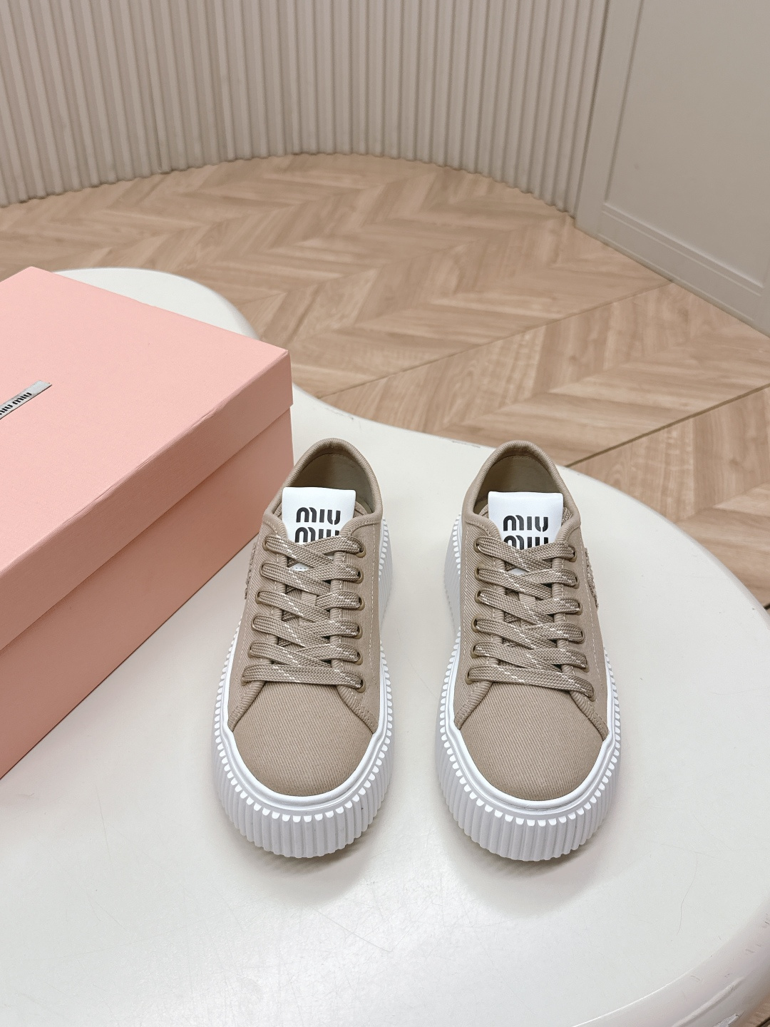 NO:418663,Top version Miu Miu 25ss early spring new style thick-soled biscuit shoes Latest catwalks, classic upgrades Comfort and fashionable coexist. Each color matches are good, designs and different styles require. Original custom canvas material of upper. Living: Original custom sheepskin lining. Original open mold-proof non-slip sole. Shoe size: 35-40 (40 custom made), casual shoes/sports shoes semi-trail, miumiu, sneakers, sheepskin19860909顶级版本 Miu Miu 缪缪 25ss早春新款 厚底饼干鞋 最新走秀款,经典升级 舒适度与时髦度并存 每个颜色搭配都好看,设计搭配不同风格需求 鞋面原版定制帆布材质 内里: 原版定制羊皮内里 大底原版开模防滑大底 鞋码: 35-40（40定做）,休闲鞋/运动鞋半拖,miumiu,sneakers,sheepskin,Women's Shoes