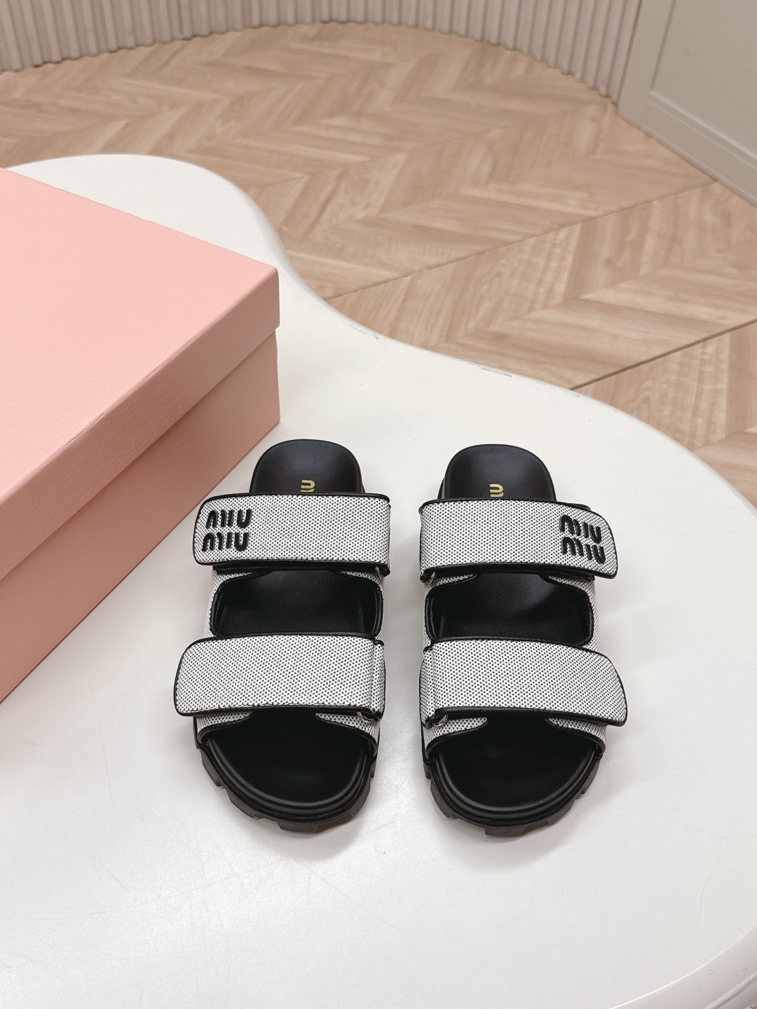 NO:259407,Miumiu 2025 spring and summer new sandals Roman thick-soled Velcro sandals Slippers Semi-torn Latest catwalk style, classic upgrade Comfort and fashionable coexist. Each color matches are good, design matches different styles. Original custom weaving upper lining: original custom sheepskin lining, original open mold non-slip sole Shoe size: 35-40, slippers, miumiu, sandals, slippers, sheepskin19860909Miumiu 2025春夏新款凉鞋 罗马厚底魔术贴凉鞋 拖鞋 半拖 最新走秀款,经典升级 舒适度与时髦度并存 每个颜色搭配都好看,设计搭配不同风格需求 鞋面原版定制织布 内里: 原版定制羊皮内里 大底原版开模防滑大底 鞋码: 35-40,拖鞋,miumiu,sandals,slippers,sheepskin,Women's Shoes