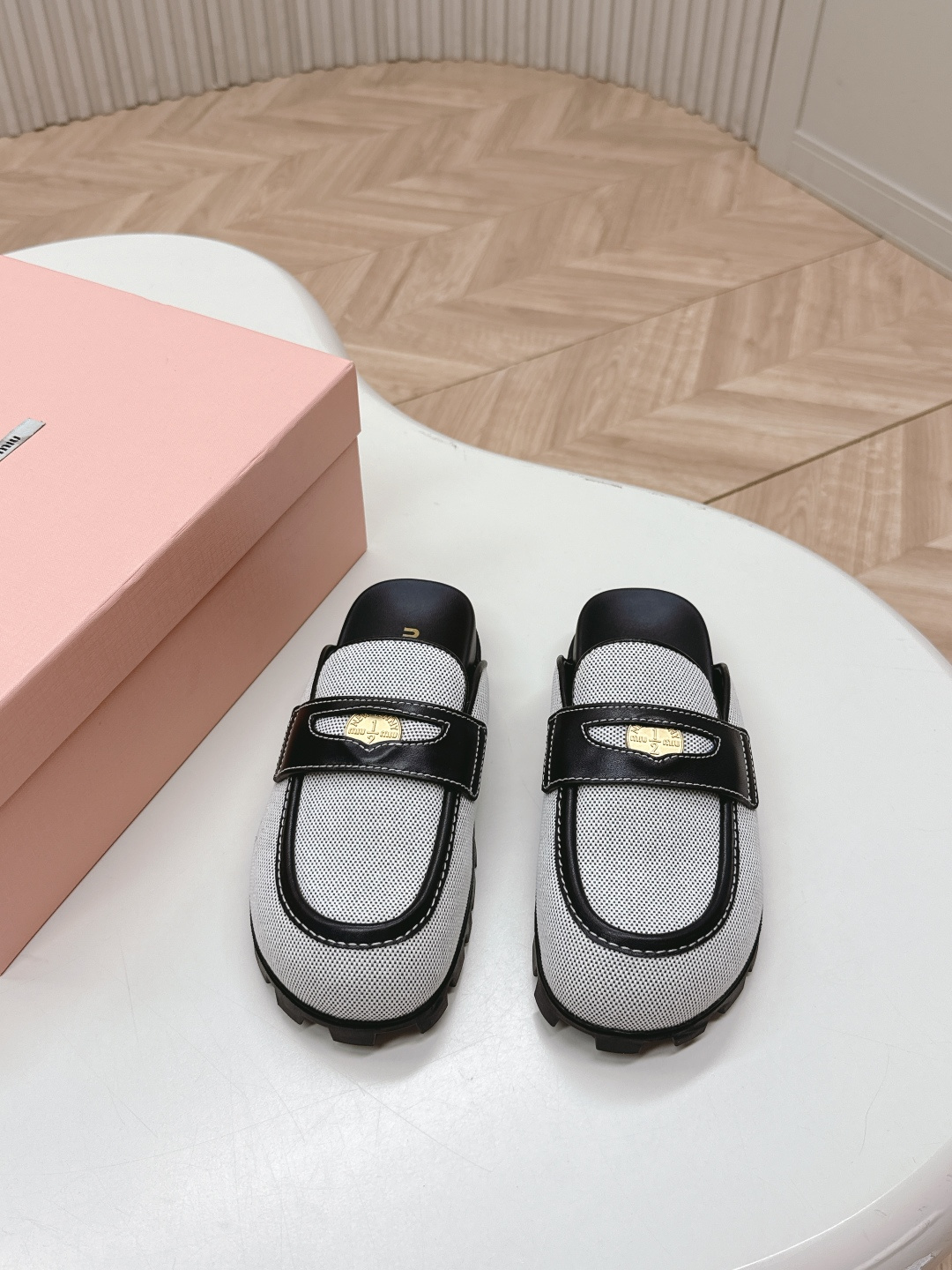 NO:386434,Miumiu 2025 spring and summer new sandals Roman thick-soled Velcro sandals Slippers Semi-torn Latest catwalk style, classic upgrade Comfort and fashionable coexist. Each color matches are good, design matches different styles. Original custom weaving upper lining: original custom sheepskin lining, original open mold non-slip sole Shoe size: 35-40, slippers, miumiu, sandals, slippers, sheepskin19860909Miumiu 2025春夏新款凉鞋 罗马厚底魔术贴凉鞋 拖鞋 半拖 最新走秀款,经典升级 舒适度与时髦度并存 每个颜色搭配都好看,设计搭配不同风格需求 鞋面原版定制织布 内里: 原版定制羊皮内里 大底原版开模防滑大底 鞋码: 35-40,拖鞋,miumiu,sandals,slippers,sheepskin,Women's Shoes