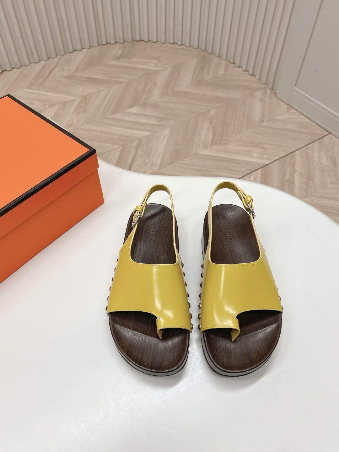 NO:231908,,Hermes Couple Model 2025 new Kos Erjiu Shoes H-shaped thick-soled wooden sandal slippers, imported top layer cowhide footbed mixed sheepskin, original open-molded sole. Whether it is leather, last, sole, or craftsmanship, it is the same as ZP. The top layer Napa cowhide cut geometric H-shaped upper exudes elegant charm. It is paired with adjustable straps, suitable for different foot types, and feels comfortable to wear. Plated rivets are inlaid into the shoe body, elegant and rebellious. Black rubber inlaid with dark wooden sole, simple and smooth design, creating a comfortable and casual look. Size35-39 (40 custom-made, non-refundable), sandals, hermes, hermes, sandals, slippers, cowhide, sheepskin19860909,Hermes 爱马仕情侣款 2025新款 Kos二舅鞋H型厚底木底凉鞋拖鞋 鞋面进口头层牛皮 垫脚混种羊皮,原版开模大底.无论是皮料、楦型、鞋底、工艺,都跟ZP一致 头层纳帕牛皮裁切几何H型鞋面,散发优雅魅力.搭配可调节袢带,适合不同脚型,穿着倍感舒适.镀把铆钉镶进鞋身,优雅中带着叛逆的心.黑色橡胶嵌饰深色木质鞋底,设计简约流畅,打造舒适休闲造型.  Size35-39（40定制不退换）,凉鞋,hermes,hermes,sandals,slippers,cowhide,sheepskin,Women's Shoes