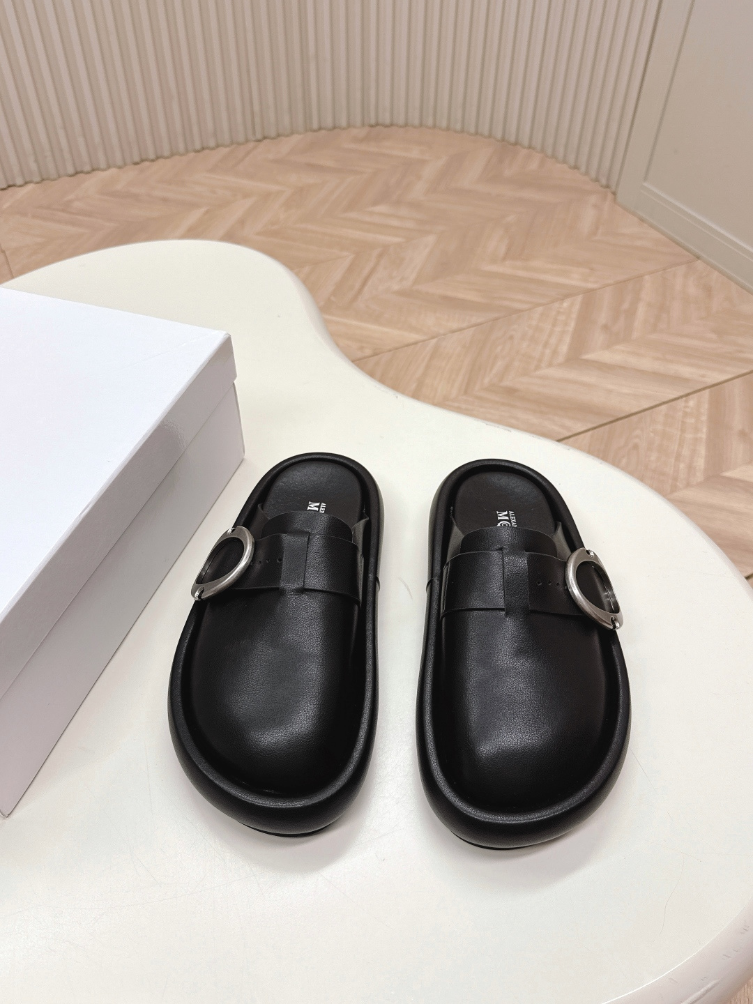 NO:231907,Men's style, mcq ss25 new arrival~ McQueen's spring and summer new Birken half-wheel/big toe shoes Cute and interesting round toe paired with metal arc buckles to embellish the sole of the sole is embossed with skull pattern mcqueen logo. It looks particularly good, the overall design is simple and elegant, and a must-have for fashionable and exquisite daily wear!  Imported calfskin   suede/sheepskin inner lining Original rubber foam sole Comfortable and non-slip Couple Size: 35-45 (Female 40, male 45 customized, non-return and exchange), semi-tork, alexander mcqueen, cowhide, sheepskin, chamois leather19860909男款,mcq ss25 new arrival～ 麦昆春夏新款勃肯半拖/大头鞋 可爱有趣的圆形鞋头搭配金属arc搭扣饰以点缀 鞋底压印骷髅图案 mcqueen标志 特别的好看, 整体设计简约大方 时髦精日常穿搭必备单品！ 鞋面进口小牛皮 麂皮/羊皮内里 原版橡胶发泡大底 舒适防滑 情侣Size: 35-45（女40 男45订做不退换）,半拖,alexander mcqueen,cowhide,sheepskin,chamois leather,Women's Shoes