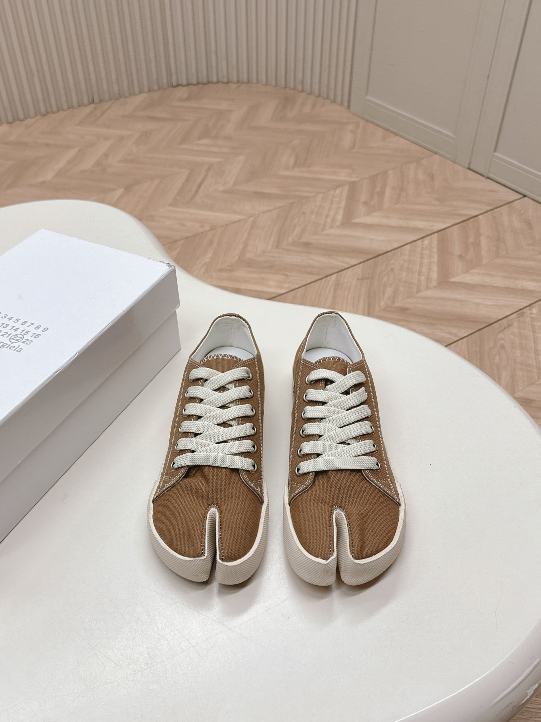 NO:221773,Low-top cloth classic version MM6 series Maison Margiela MM6 show split-toe biscuit casual shoes Rebellious and low-key Avant-garde clip design has similarities with the main line Tabi split-toe design, full of artistic weirdness, which not only retains the elegant temperament of the main line, but also injects a rebellious cold personality. The upper material is original cloth, cowhide, original outsole of soles, sizes for women 35-40, split-toe shoes, masion margiela, masion margiela, cowhide19860909低帮布面 经典版 MM6系列 Maison Margiela 马吉拉MM6秀款分趾饼干休闲鞋  反叛又低调的 前卫的夹脚设计与主线的Tabi分趾设计有着异曲同工之处,充满艺术气息的怪异感,既保留了主线优雅的气质,又注入了叛逆的冷峻性格 鞋面材质原版布面 牛皮面 鞋底原版大底 码数女款35-40,分趾鞋,masion margiela,masion margiela,cowhide,Women's Shoes