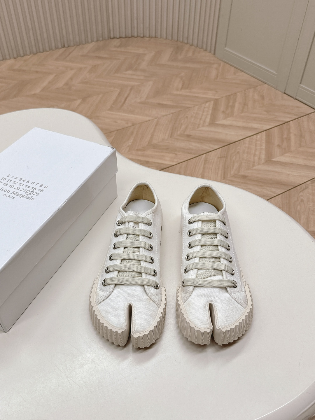 NO:221779,Low-top new sole MM6 series Maison Margiela MM6 show split-toe biscuit casual shoes Rebellious and low-key Avant-garde clip design has similarities with the main line Tabi split-toe design, full of artistic weirdness, which not only retains the elegant temperament of the main line, but also injects a rebellious cold personality. The upper material is original fabric, cowhide, original outsole sole, size women's 35-40, split-toe shoes, masion margiela, masion margiela, cowhide19860909低帮新底 MM6系列 Maison Margiela 马吉拉MM6秀款分趾饼干休闲鞋  反叛又低调的 前卫的夹脚设计与主线的Tabi分趾设计有着异曲同工之处,充满艺术气息的怪异感,既保留了主线优雅的气质,又注入了叛逆的冷峻性格 鞋面材质原版布面 牛皮面 鞋底原版大底 码数女款35-40,分趾鞋,masion margiela,masion margiela,cowhide,Women's Shoes