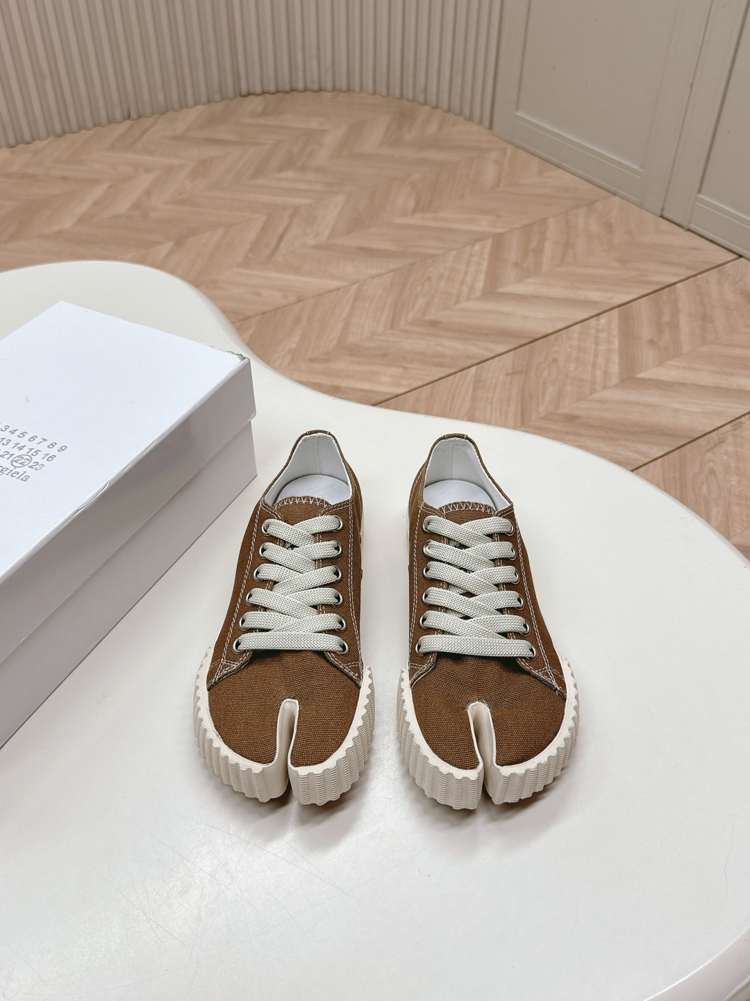 NO:221767,Low-top cloth leather MM6 series Maison Margiela MM6 show split-toe biscuit casual shoes Classic rebellious and low-key Avant-garde clip design has similarities with the main line Tabi split-toe design, full of artistic weirdness, which not only retains the elegant temperament of the main line, but also injects a rebellious cold personality. The upper material is original cloth, cowhide, original outsole of soles, sizes for women 35-40, split-toe shoes, masion margiela, masion margiela, cowhide19860909低帮布面 皮面 MM6系列 Maison Margiela 马吉拉MM6秀款分趾饼干休闲鞋 经典 反叛又低调的 前卫的夹脚设计与主线的Tabi分趾设计有着异曲同工之处,充满艺术气息的怪异感,既保留了主线优雅的气质,又注入了叛逆的冷峻性格 鞋面材质原版布面 牛皮面 鞋底原版大底 码数女款35-40,分趾鞋,masion margiela,masion margiela,cowhide,Women's Shoes