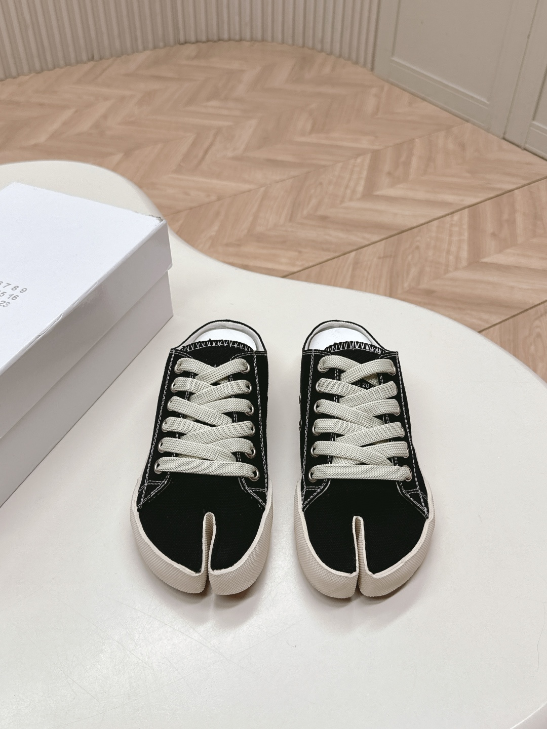 NO:221786,Semi-mopping MM6 series Maison Margiela MM6 show split-toe biscuit casual shoes Slippers Rebellious and low-key Avant-garde clip design has similarities with the main line Tabi split-toe design, full of artistic weirdness, which not only retains the elegant temperament of the main line, but also injects a rebellious cold personality. The upper material is original fabric, cowhide, original outsole of the sole, size women's 35-40, split-toe shoes, masion margiela, masion margiela, slippers, cowhide19860909半拖款 MM6系列 Maison Margiela 马吉拉MM6秀款分趾饼干休闲鞋 拖鞋 反叛又低调的 前卫的夹脚设计与主线的Tabi分趾设计有着异曲同工之处,充满艺术气息的怪异感,既保留了主线优雅的气质,又注入了叛逆的冷峻性格 鞋面材质原版布面 牛皮面 鞋底原版大底 码数女款35-40,分趾鞋,masion margiela,masion margiela,slippers,cowhide,Women's Shoes