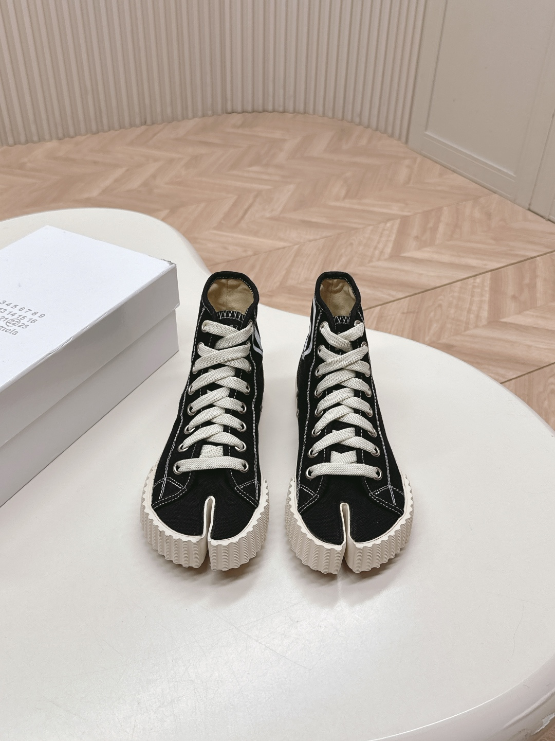 NO:221793,High-top new sole MM6 series Maison Margiela MM6 show split-toe biscuit casual shoes Rebellious and low-key Avant-garde foot design has similarities with the main line Tabi split-toe design, full of artistic weirdness, which not only retains the elegant temperament of the main line, but also injects a rebellious cold personality. The upper material is original fabric, sole original outsole, size women's model 35-40, split-toe shoes, masion margiela, masion margiela19860909高帮新底 MM6系列 Maison Margiela 马吉拉MM6秀款分趾饼干休闲鞋  反叛又低调的 前卫的夹脚设计与主线的Tabi分趾设计有着异曲同工之处,充满艺术气息的怪异感,既保留了主线优雅的气质,又注入了叛逆的冷峻性格 鞋面材质原版布面 鞋底原版大底 码数女款35-40,分趾鞋,masion margiela,masion margiela,Women's Shoes