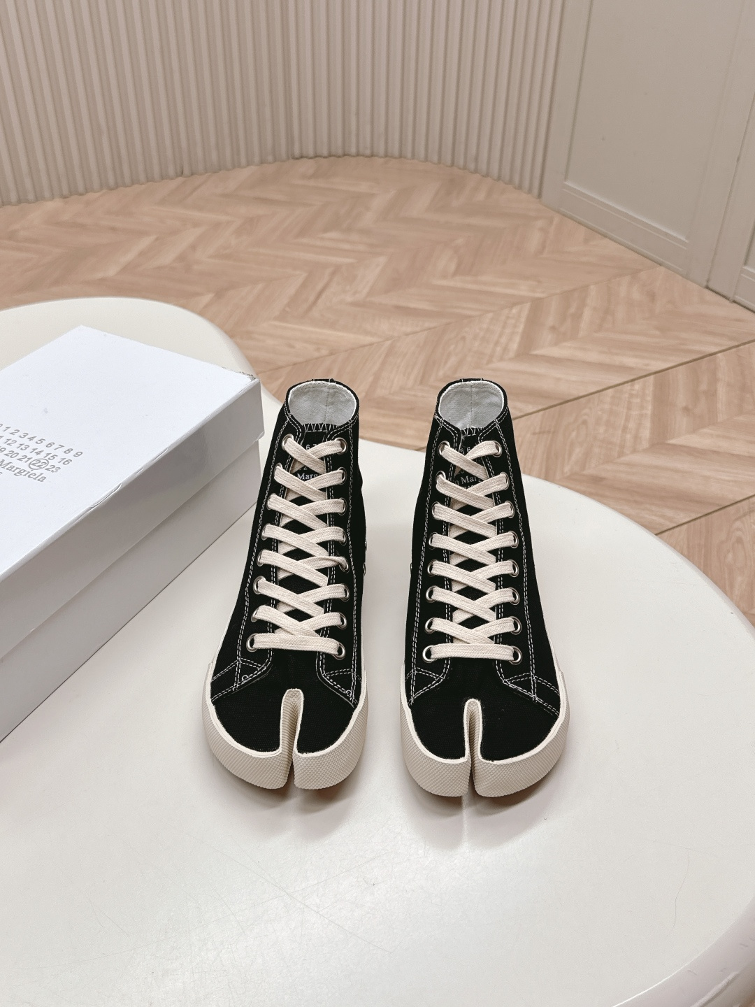 NO:221798,High-top classic MM6 series Maison Margiela MM6 show split-toe biscuit casual shoes Rebellious and low-key Avant-garde clip design has similarities with the main line Tabi split-toe design, full of artistic weirdness, which not only retains the elegant temperament of the main line, but also injects a rebellious cold personality. The upper material is original fabric, sole original outsole, size women's model 35-40, split-toe shoes, masion margiela, masion margiela19860909高帮经典 MM6系列 Maison Margiela 马吉拉MM6秀款分趾饼干休闲鞋  反叛又低调的 前卫的夹脚设计与主线的Tabi分趾设计有着异曲同工之处,充满艺术气息的怪异感,既保留了主线优雅的气质,又注入了叛逆的冷峻性格 鞋面材质原版布面 鞋底原版大底 码数女款35-40,分趾鞋,masion margiela,masion margiela,Women's Shoes