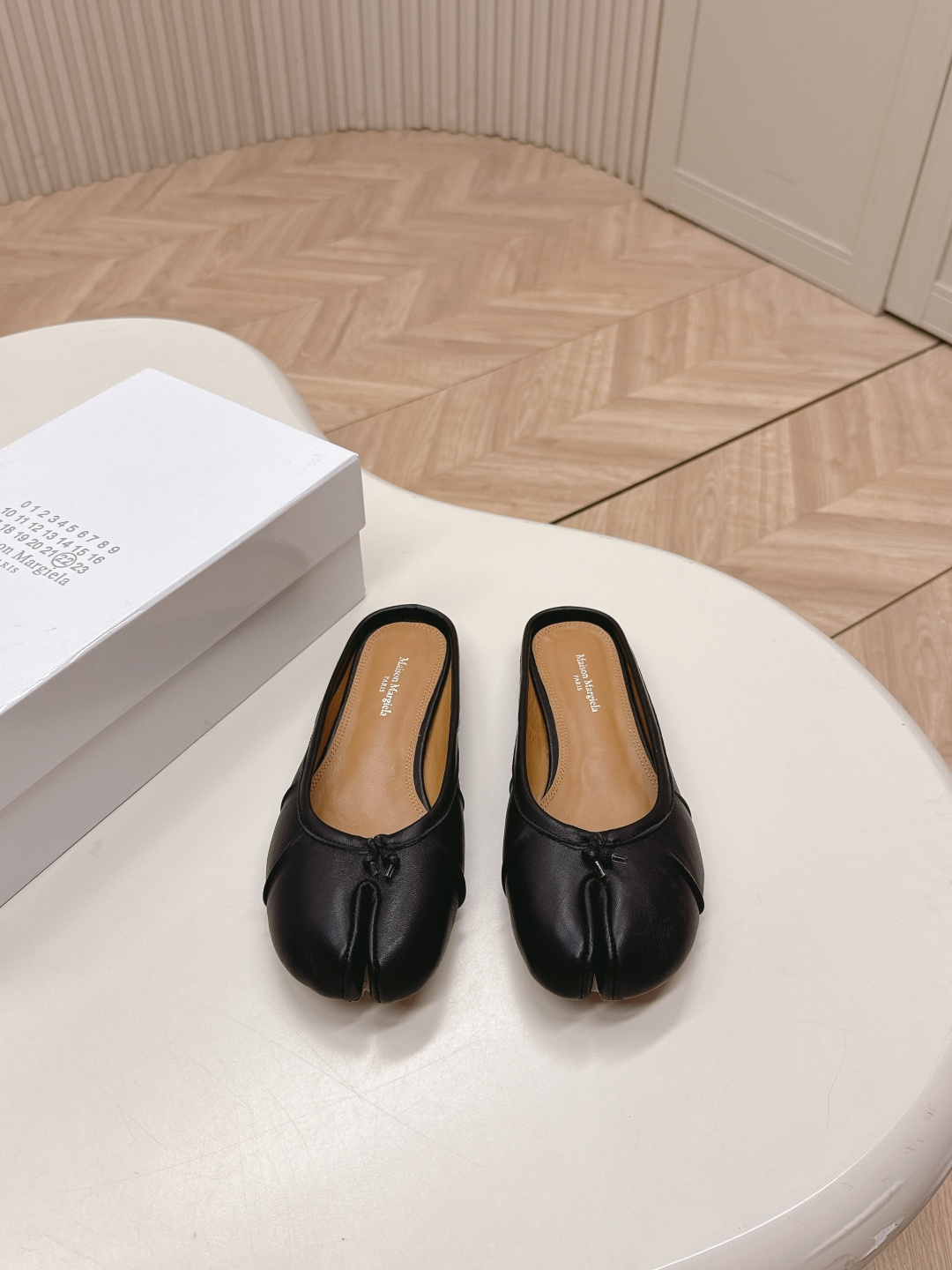 NO:221755,Mm6 series Maison Margiel*Margiel*Margiel MM6 fashion trend split-toe shoes Mary Jane ballet flat shoes Boken slippers Half slippers Pig trotter flat-toe split-toe tabi slippers Original open-model double-layer genuine leather sole Original last shoe shape is very generous, easy to control with all styles, the foot is not restricted by routine, do your own as you like~ Fried chicken on the feet on the feet soft and comfortable upper imported calfskin inner foot padded cowhide outsole Italian double-layer genuine leather sole size35-40 (40, 41 custom made without return or exchange), split-toe shoes, masion margiela, mary jane, flats, slippers, cowhide19860909出 Mm6系列 Maison Margiel*玛吉拉MM6时尚潮流分趾鞋玛丽珍芭蕾舞平底鞋搏肯拖鞋半拖鞋 猪蹄平底分趾tabi拖鞋 原版开模双层真皮鞋底 原版套楦鞋型很大方 搭配各种风格都轻松驾驭 上脚不被常规所拘束,随心所欲做自己～上脚炒鸡柔软舒适 鞋面进口小牛皮 内里垫脚牛皮 大底意大利双层真皮底跟 size35-40（40、41订做不退换）,分趾鞋,masion margiela,mary jane,flats,slippers,cowhide,Women's Shoes