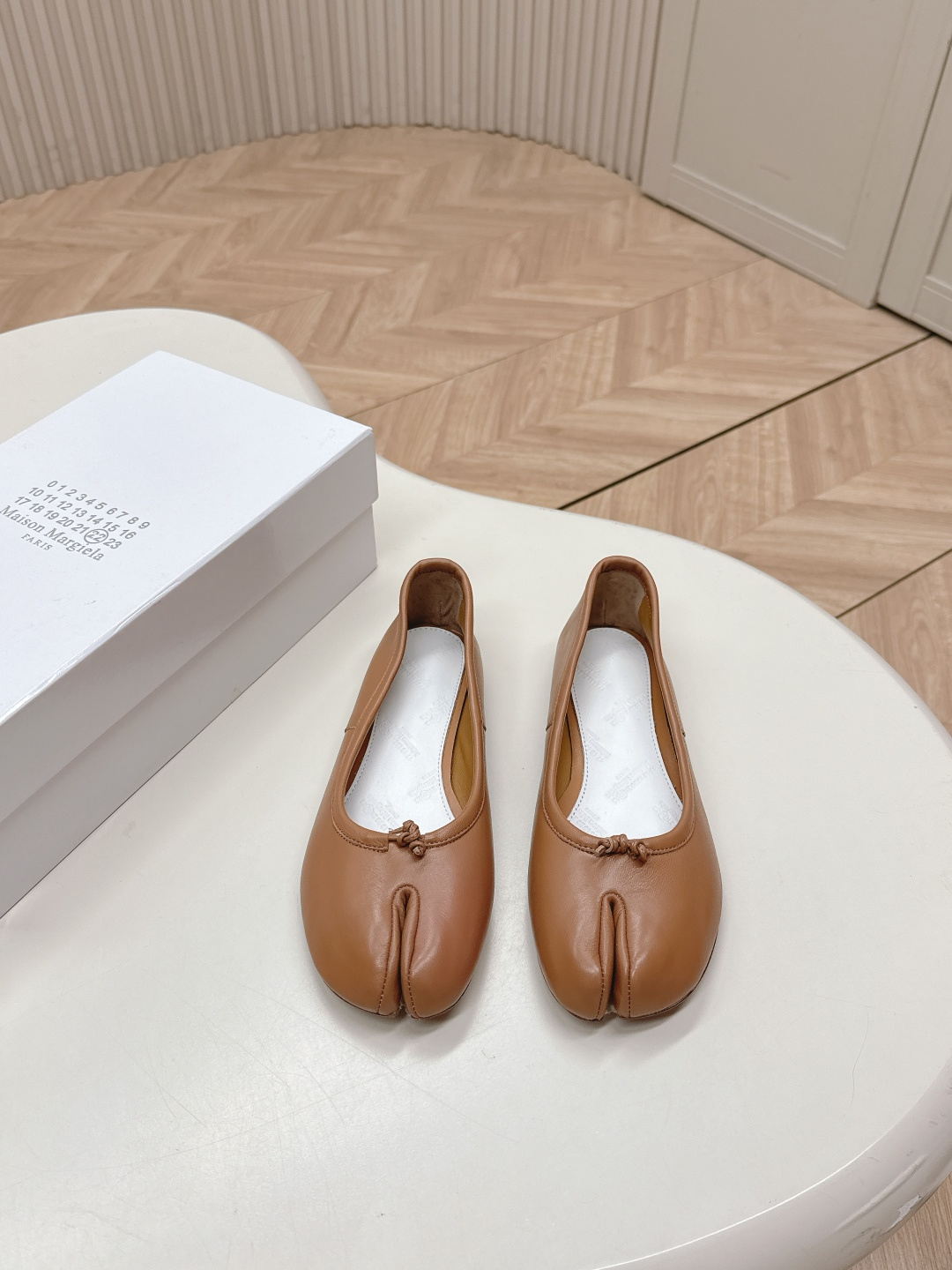 NO:221761,Mm6 series Maison Margiel*Margiel*Margiel MM6 fashion trend split-toe shoes Mary Jane ballet flat shoes Pig trotter flat-toe split-toe tabi single shoes Original open mold double-layer genuine leather sole Original cover shoe shape is very generous, easy to control with all styles, the foot is not restricted by routine, do your own as you like~ Fried chicken on the feet is soft and comfortable, imported calfskin upper, inner foot pad cowhide, outsole Italian double-layer genuine leather sole size35-40 (40, 41 custom made without return or exchange), split-toe shoes, masion margiela, mary jane, flats, cowhide19860909出 Mm6系列 Maison Margiel*玛吉拉MM6时尚潮流分趾鞋玛丽珍芭蕾舞平底鞋 猪蹄平底分趾tabi单鞋 原版开模双层真皮鞋底 原版套楦鞋型很大方 搭配各种风格都轻松驾驭 上脚不被常规所拘束,随心所欲做自己～上脚炒鸡柔软舒适 鞋面进口小牛皮 内里垫脚牛皮 大底意大利双层真皮底跟 size35-40（40、41订做不退换）,分趾鞋,masion margiela,mary jane,flats,cowhide,Women's Shoes