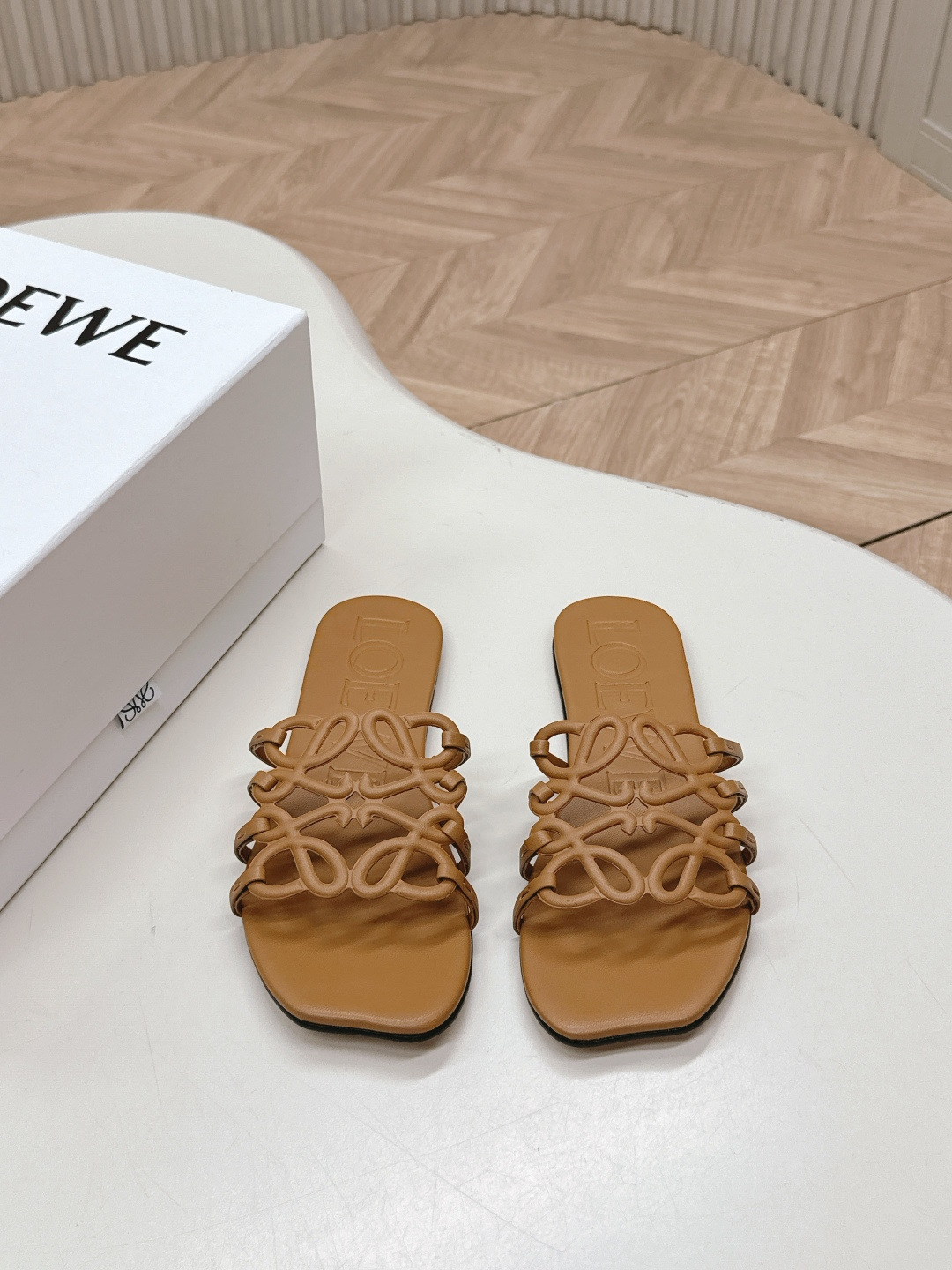 NO:230311,LOEWE 25ss Spring and summer new products Slippers Crazy grass planting simple design feels cleaner and more elegant, making you miss it. The color is also very pleasing and beautiful. The instant you put on your feet, it is full of temperament and aura, which is invincible and handsome. The upper is made of cowhide print, the inside is tiptoed, sheepskin, Italy imported injection molded leather sole Size#35-42 (40 41 42 customization, no return or exchange), slippers, loewe, loewe, slippers, cowhide, sheepskin, Leather soles19860909出 LOEWE 罗意威 25ss 春夏新品 拖鞋 疯狂种草简约设计感觉更干净优雅 让你念念不忘 颜色也很耐看漂亮,上脚瞬间气质十足气场,简直无敌帅气有型 鞋面采用牛皮印花 内里踮脚 羊皮 意大利进口注塑真皮大底 Size#35-42（40 41 42定制不退换）,拖鞋,loewe,loewe,slippers,cowhide,sheepskin,Leather soles,Women's Shoes