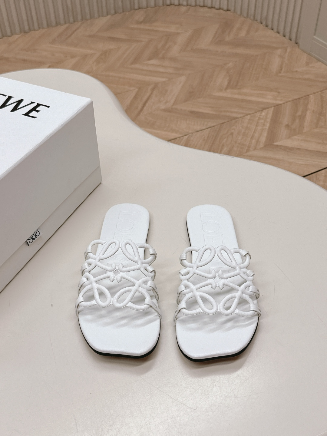 NO:221776,LOEWE 25ss Spring and summer new products Slippers Crazy grass planting simple design feels cleaner and more elegant, making you miss it. The color is also very pleasing and beautiful. The instant you put on your feet, it is full of temperament and aura, which is invincible and handsome. The upper is made of cowhide print, the inside is tiptoed, sheepskin, Italy imported injection molded leather sole Size#35-42 (40 41 42 customization, no return or exchange), slippers, loewe, loewe, slippers, cowhide, sheepskin, Leather soles19860909出 LOEWE 罗意威 25ss 春夏新品 拖鞋 疯狂种草简约设计感觉更干净优雅 让你念念不忘 颜色也很耐看漂亮,上脚瞬间气质十足气场,简直无敌帅气有型 鞋面采用牛皮印花 内里踮脚 羊皮 意大利进口注塑真皮大底 Size#35-42（40 41 42定制不退换）,拖鞋,loewe,loewe,slippers,cowhide,sheepskin,Leather soles,Women's Shoes