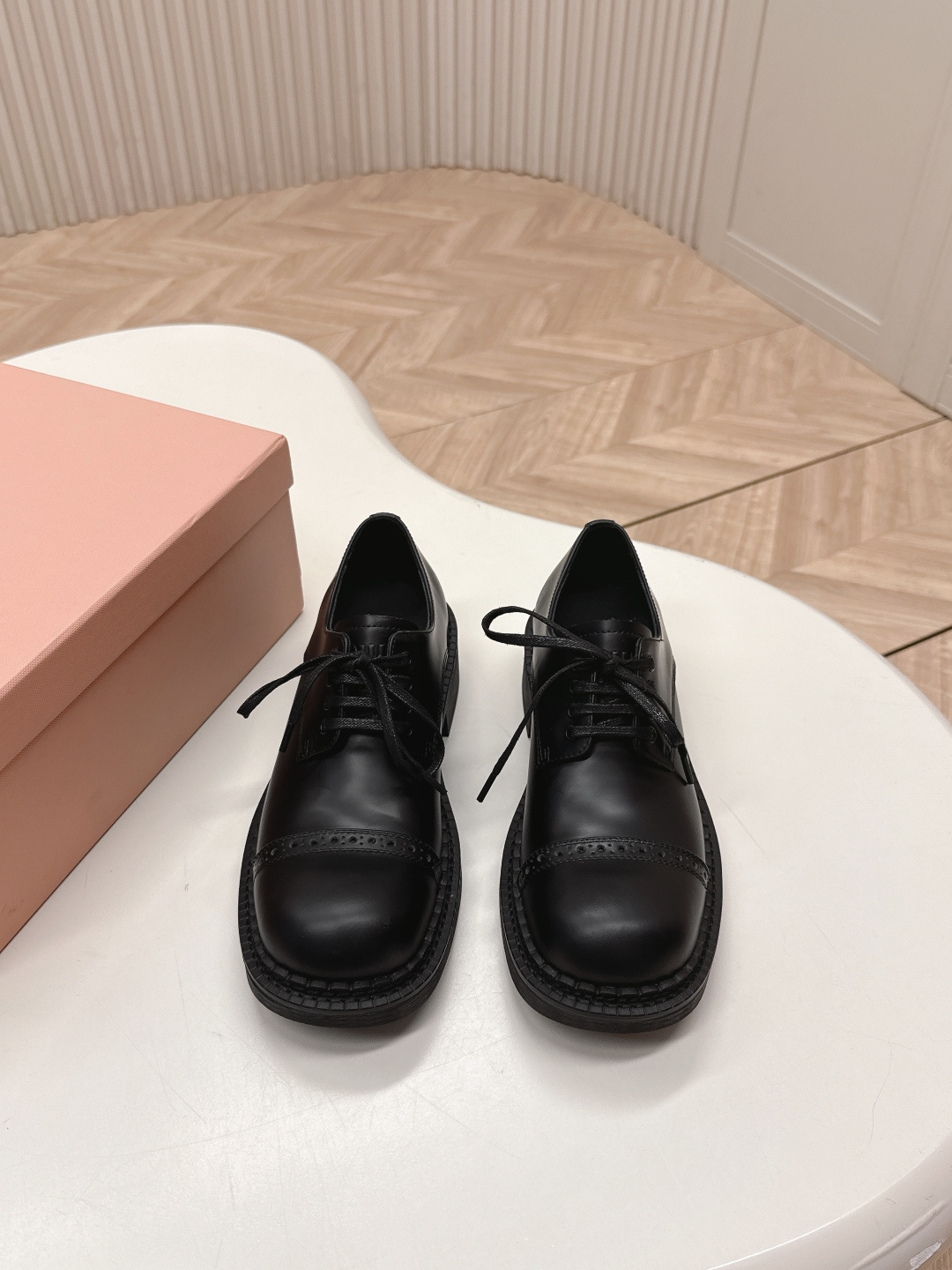 NO:221770,Miu Miu 25ss New British lace-up square toe single shoes for Miumiu Spring and Summer, the detailed design stands out among the many loafers. The overall shoe shape is round and delicate, not heavy at all, can completely expose the ankles, and the leg lines are better proportioned. The overall shoe shape is smooth and delicate, not heavy at all, can completely expose the ankles, and the leg lines are better proportioned. Imported cowhide fabric, inner lambskin, sole tpu sole is wear-resistant and non-slip Size#35-40 (40 custom made without return or exchange), loafers, miumiu, loafers, cowhide, sheepskin19860909出 Miu Miu 25ss 缪缪春夏新款英伦系带方圆头单鞋 miumiu 春夏新款,细节的设计在一众乐福鞋中脱颖而出,整体鞋型圆滑秀气,一点不笨重,可以完全露出脚踝处,称得腿部线条比例较好 整体鞋型圆滑秀气,一点不笨重,可以完全露出脚踝处,称得腿部线条比例较好. 面料进口牛皮 内里小羊皮  鞋底tpu大底耐磨防滑 Size#35-40（40订做不退换）,乐福鞋,miumiu,loafers,cowhide,sheepskin,Women's Shoes