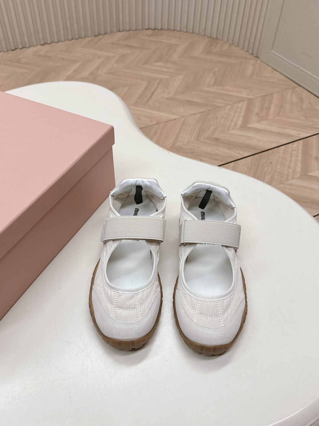 NO:221675,MIUMIU Miu Miu Latest Tyre series casual sports shoes German training shoes biscuit shoes original purchase and development Made this Tyre combines elegant temperament and sports functions. The dynamic rubber sole is flexible and wear-resistant, reminiscent of tire patterns. This version of sneakers is made of fabric fabric and suede leather, indicating Miu Miu's avant-garde attitude. Original custom imported fabric   cowhide imported breathable fabric inside. Original open mold-proof TPU material. Sole thickness 3CM Size: 35-40, casual shoes/sports shoes, miumiu, sneakers, cowhide19860909出 MIUMIU缪缪 最新Tyre系列 休闲 运动鞋 德训鞋 饼干鞋 原版购入开发 做货 这款Tyre集优雅气质与运动功能于一身.动感橡胶鞋底柔韧耐磨,令人联想起轮胎花纹.这一版运动鞋选用织物面料与绒面皮革制成,昭示Miu Miu前卫态度 面料原版定制进口织物 牛皮 内里进口透气织物 鞋底原版开模防滑TPU材质 底厚3CM Size:35-40,休闲鞋/运动鞋,miumiu,sneakers,cowhide,Women's Shoes