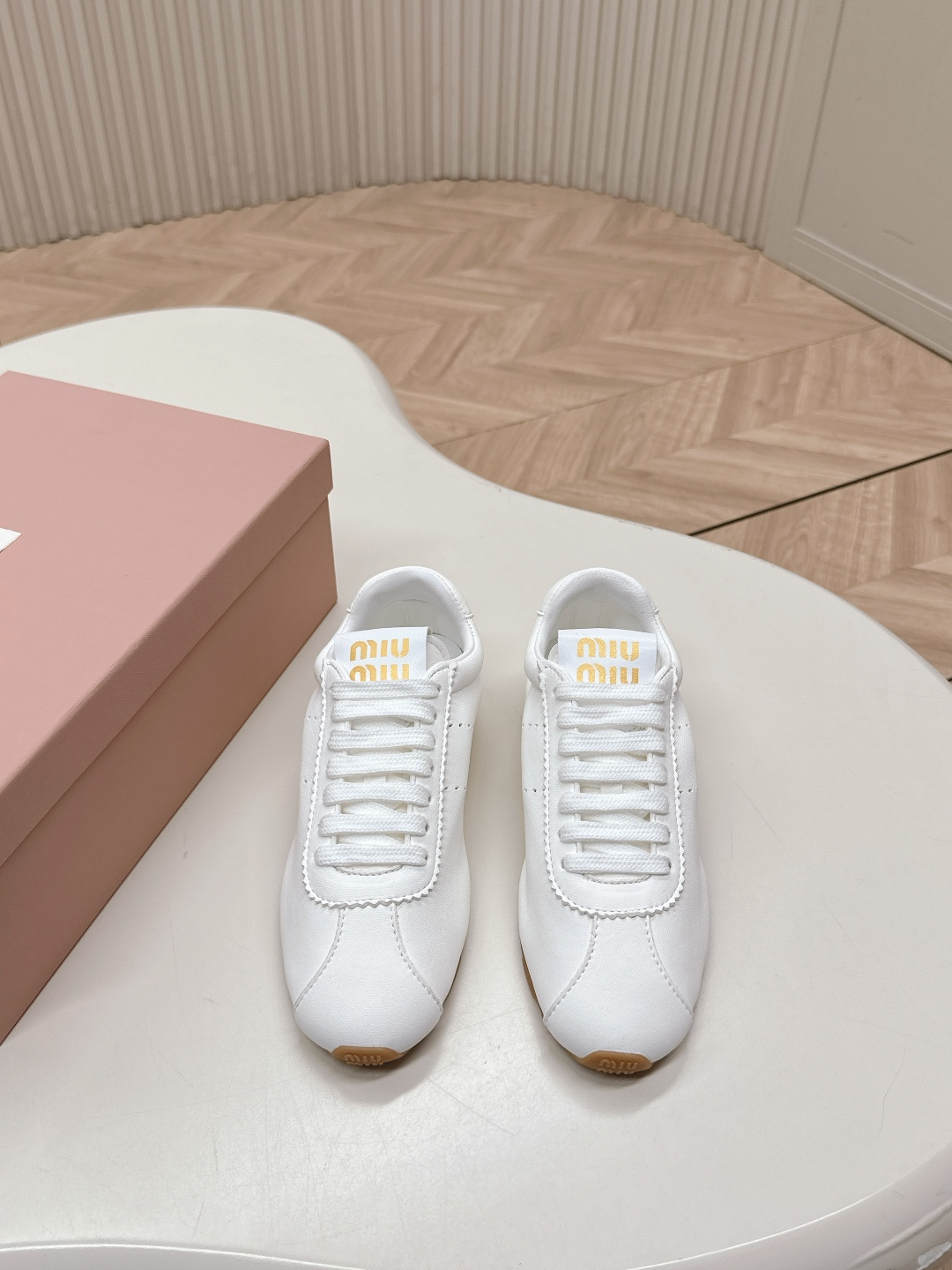 NO:221647,Miumiu 2025 contrasting color casual moral training shoes Miu Miu Miu The sneakers that were released on the show have been launched on major purchasing agents around the world. They are simple and casual and unruly, and can reflect the beauty of tannins. The whole pair of shoes is simple and fashionable, and the feet are very light and versatile!  Fabric: Frosted leather/scrub cowhide/breathable mesh inner lining: Towel cloth inner lining, sheepskin footbed Original open mold rubber sole Size: 35-40, casual shoes/sports shoes, miumiu, sneakers, cowhide, sheepskin19860909出 Miumiu 2025撞色休闲德训鞋 Miu Miu 缪缪大秀上爆出的这双球鞋 后全球各大代购官网火爆上市. 简单很随意不羁又能体现单宁美感,整双鞋子设计简约时尚,上脚非常轻便 百搭！ 面料: 磨砂皮/擦色牛皮/透气网布 内里: 毛巾布内里、羊皮垫脚 原版开模橡胶大底 Size:35-40,休闲鞋/运动鞋,miumiu,sneakers,cowhide,sheepskin,Women's Shoes